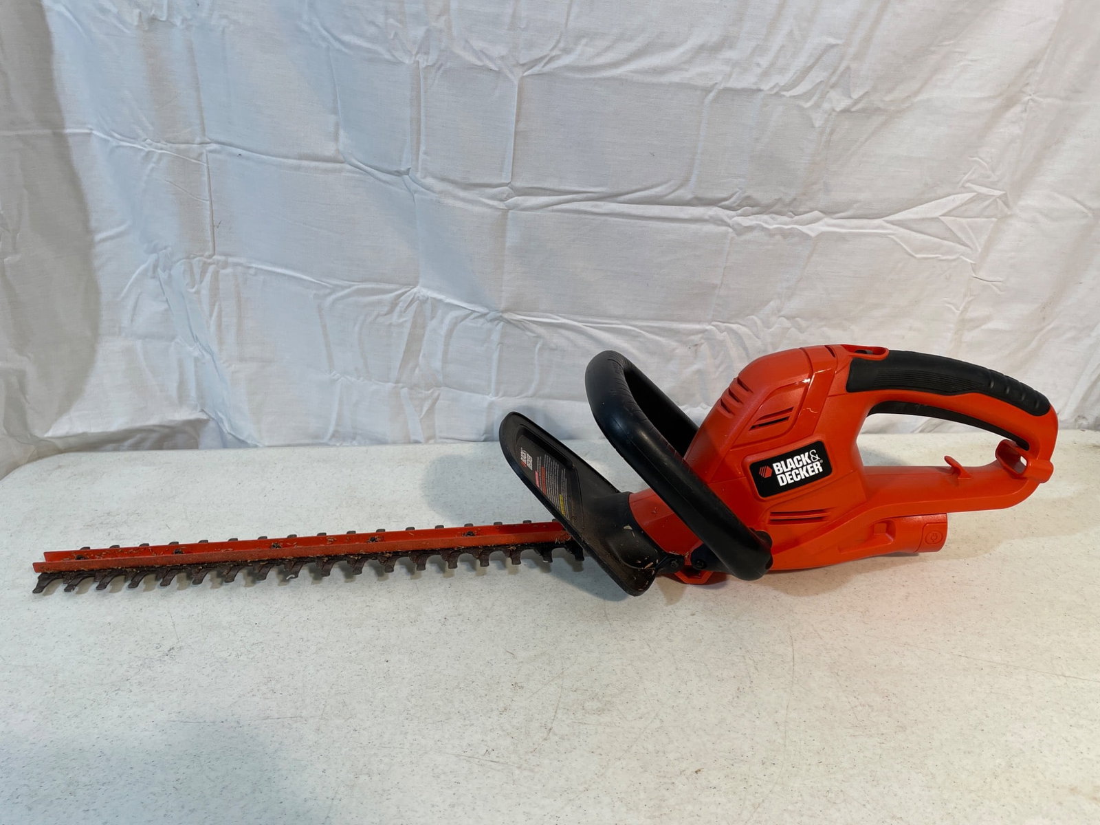 Black+Decker Electric Hedge Trimmer with Tested Functionality (1 of 2)