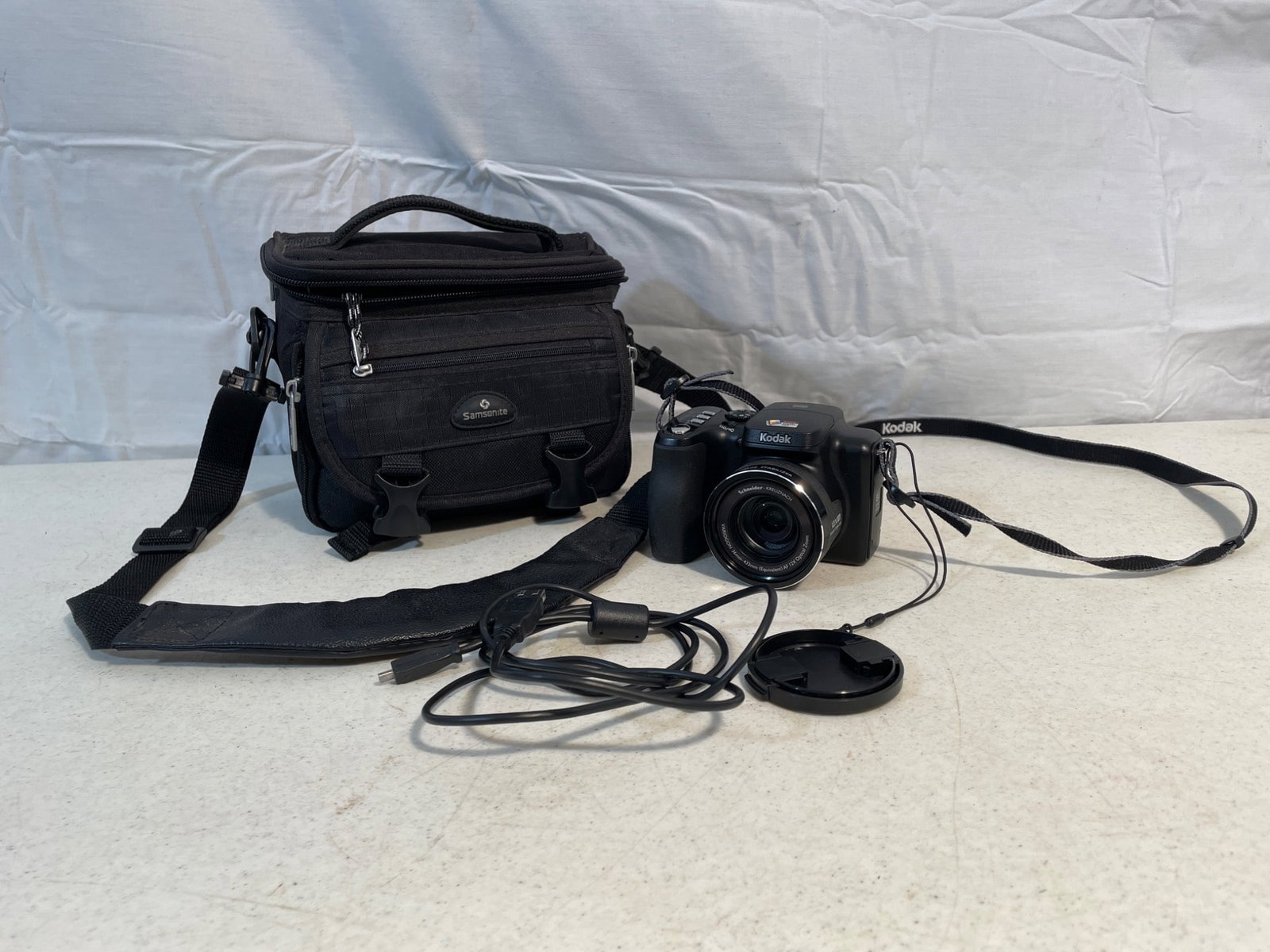 Kodak EasyShare Z812 IS Digital Camera With Accessories (1 of 3)