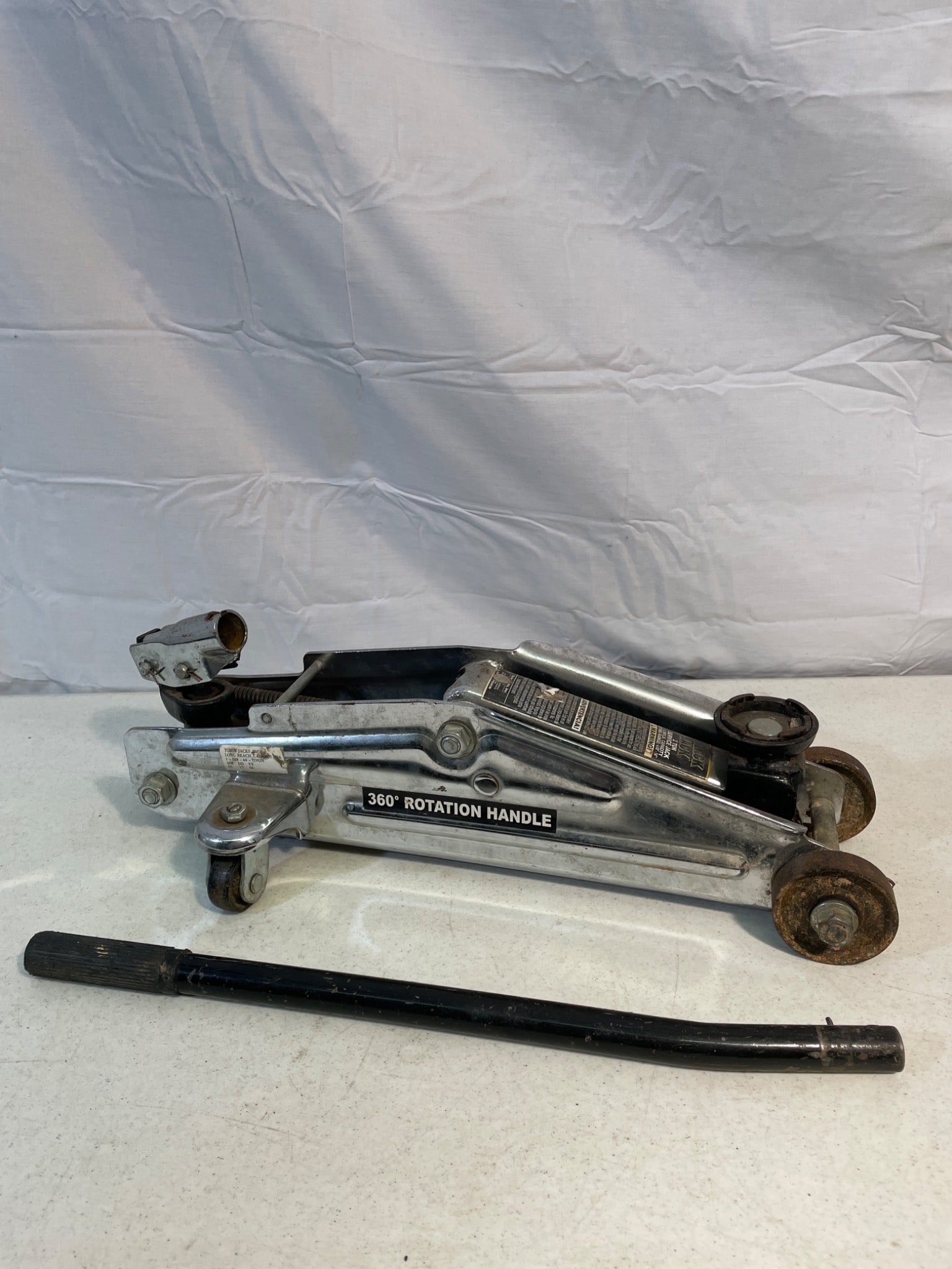 Metal Car Jack with 360 Degree Rotation Handle: This is a used metal car jack equipped with a 360-degree rotation handle, designed for automotive lifting purposes. The exact model number and year of manufacture are not visible in the images. It