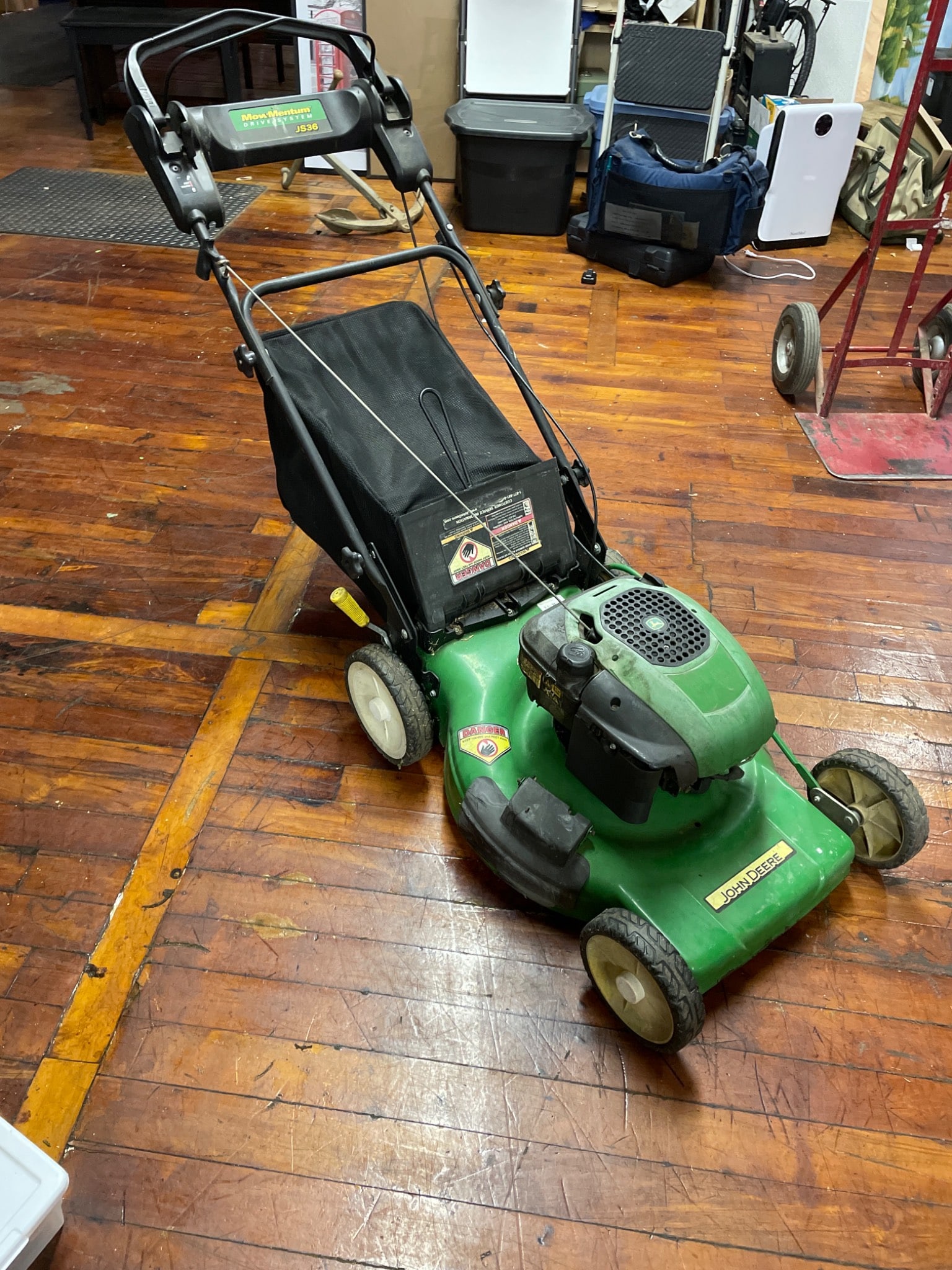 John Deere JS36 Walk-Behind Lawn Mower With MowMentum Drive System - 2