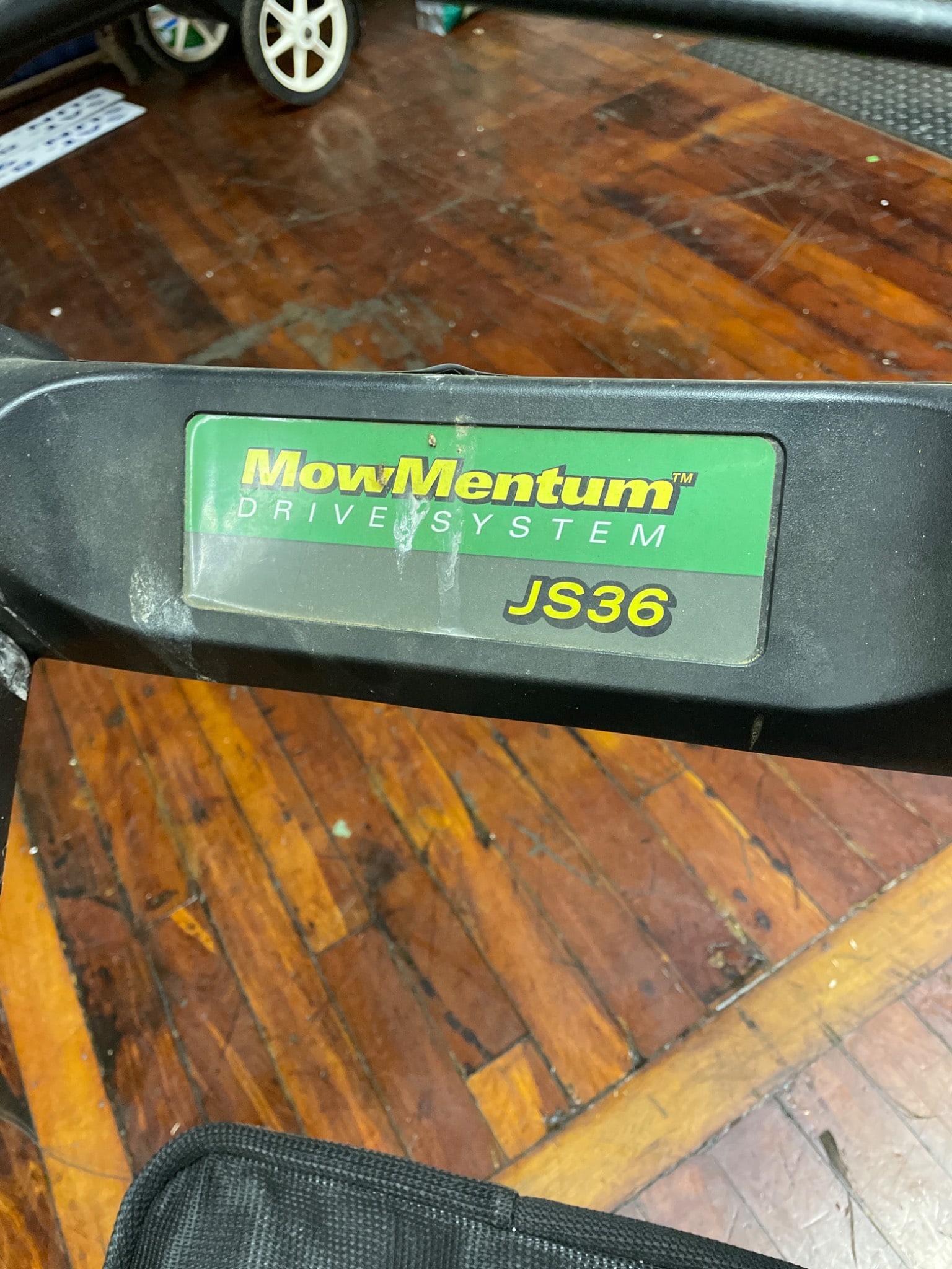 John Deere JS36 Walk-Behind Lawn Mower With MowMentum Drive System - 3
