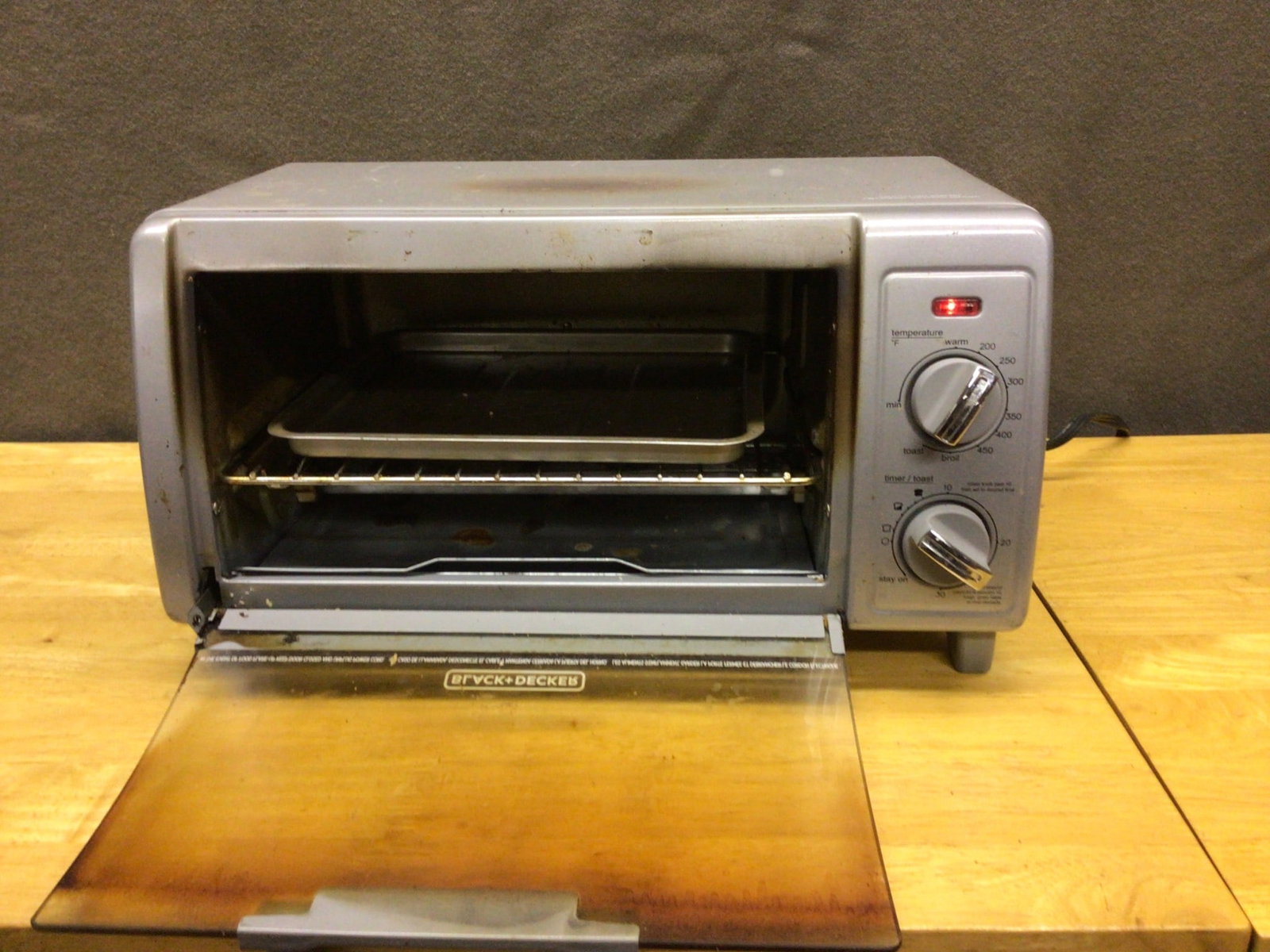 Black & Decker Toaster Oven with Toast and Bake Settings (1 of 2)