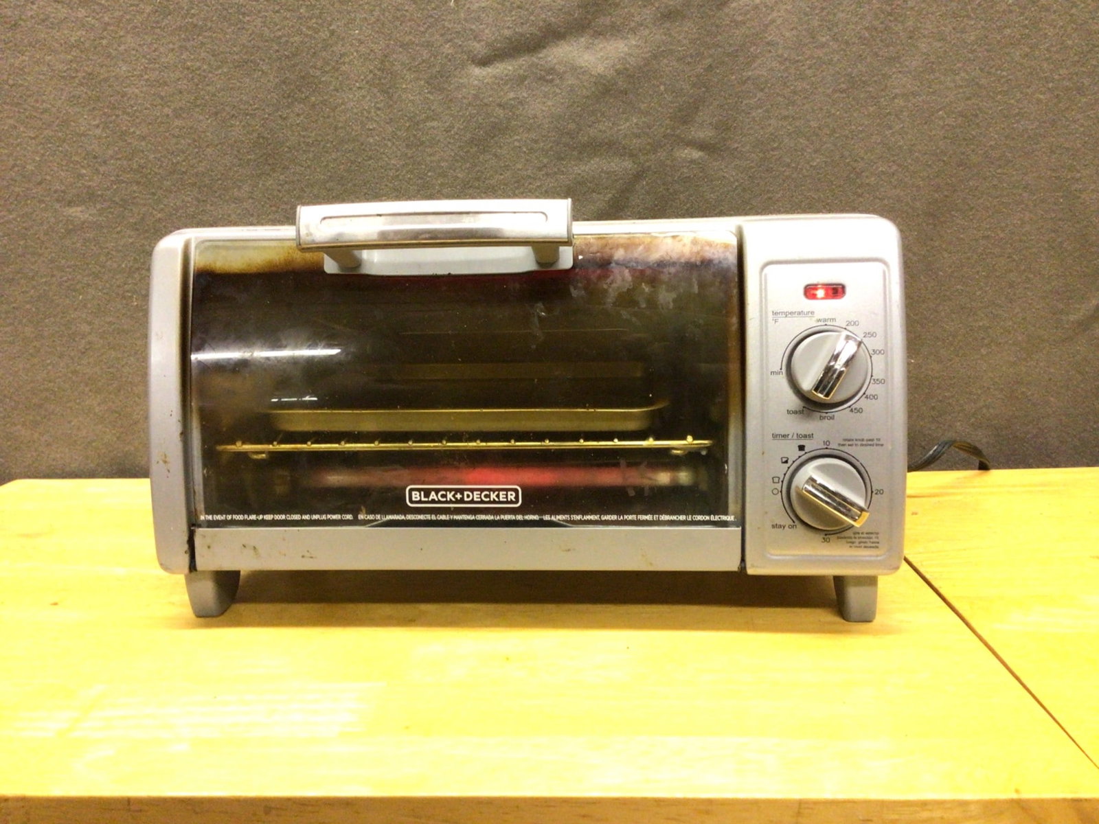 Black & Decker Toaster Oven with Toast and Bake Settings - 2