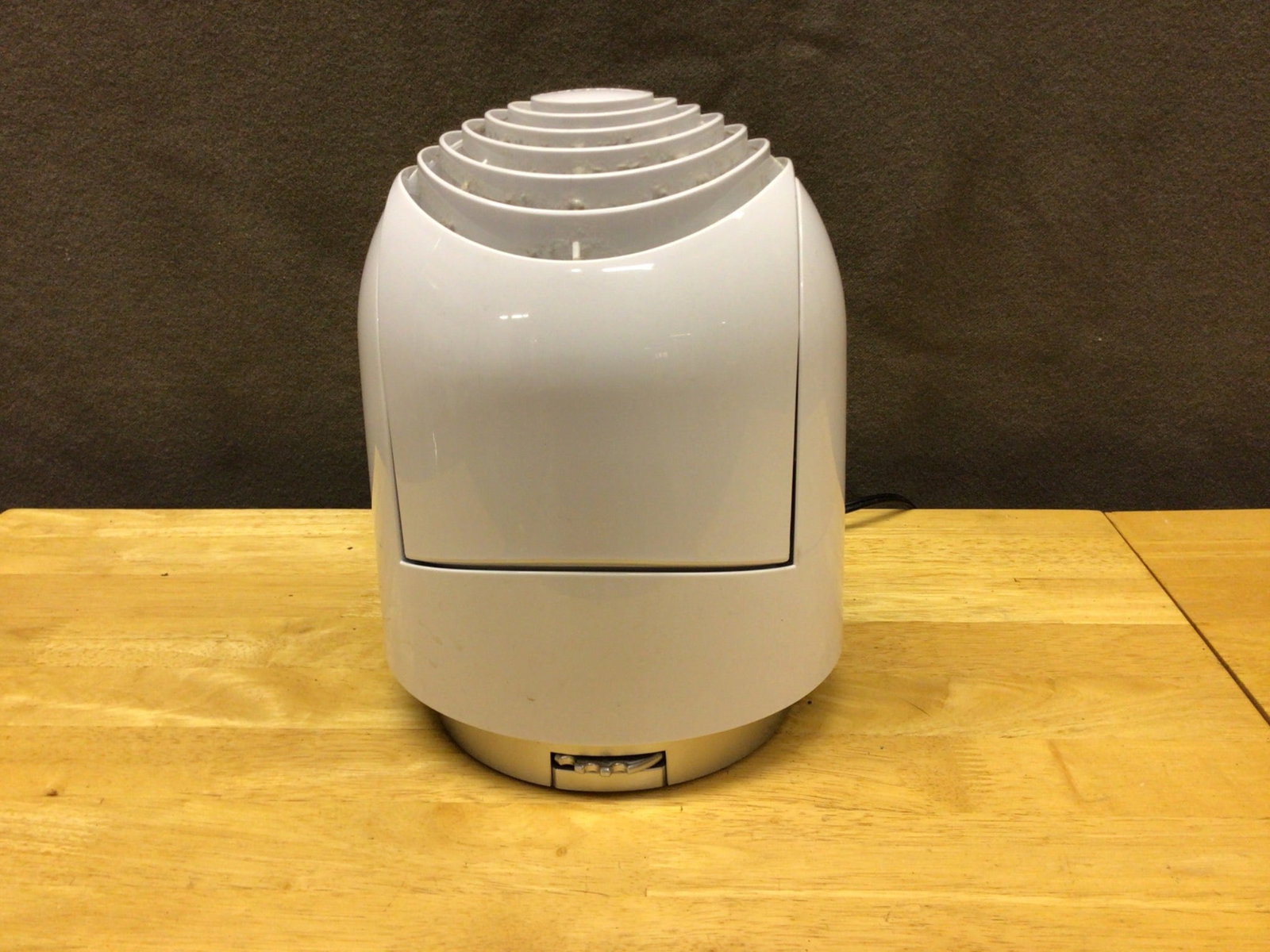 Vornado Oscillating Fan, White, Model Vornado 530: This listing is for a Vornado oscillating fan in white. The fan is fully functional and features oscillation to provide effective air circulation. The model number is clearly marked as Vornado 530.