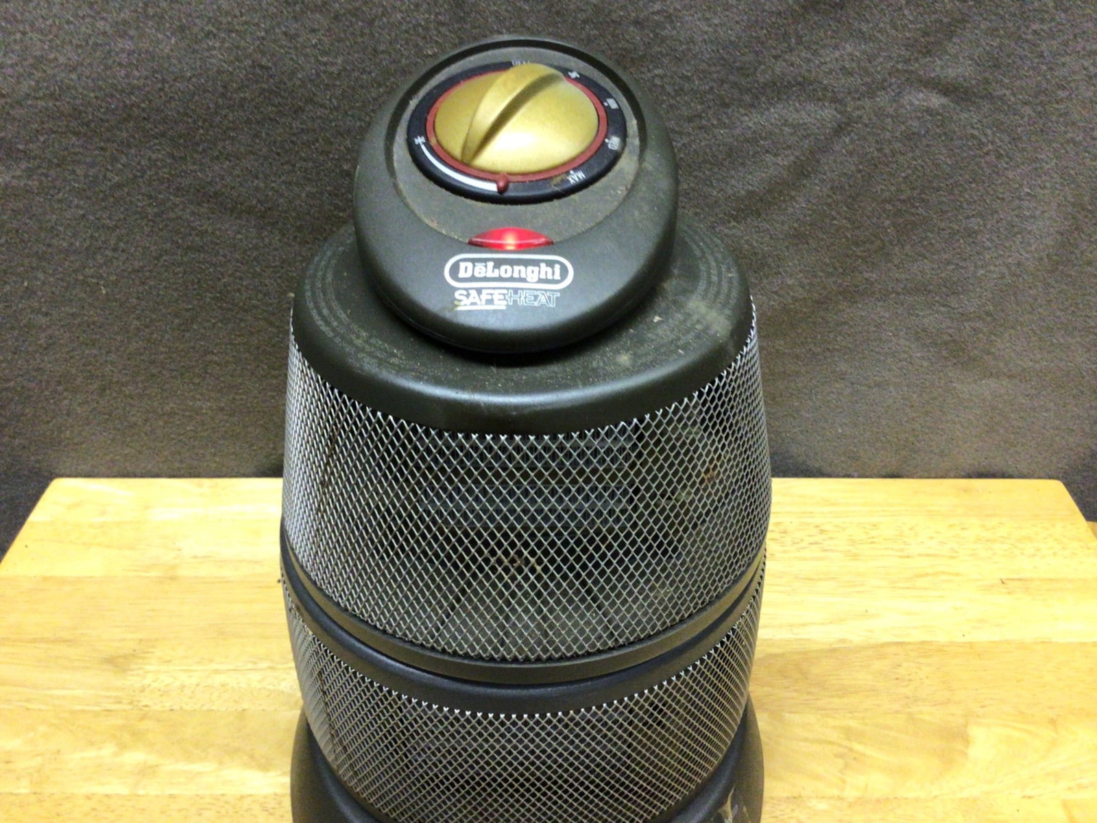 DeLonghi Model HBP1500T Ceramic Heater with Oscillating Base: DeLonghi ceramic heater, model HBP1500T, featuring an oscillating base and adjustable thermostat. Unit has a SAFEheat functionality and an off/fan/low/high power control dial. Includes integrated