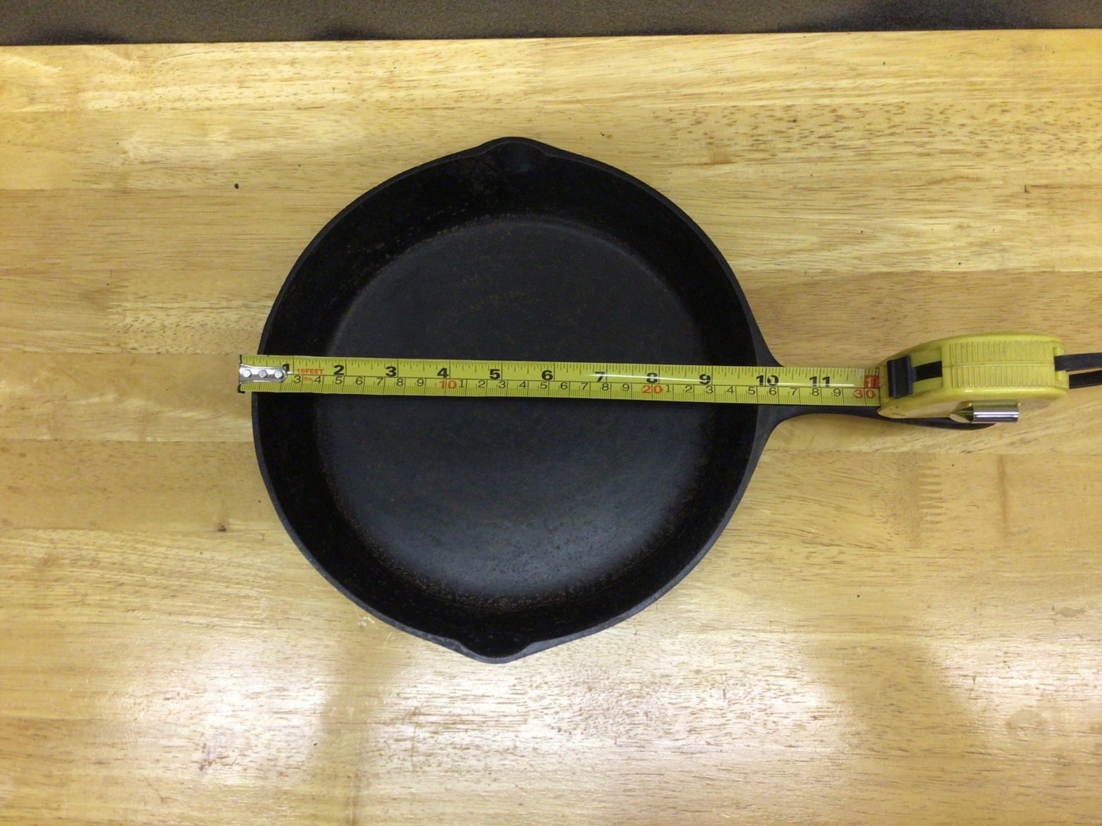 Cast Iron Skillet with Pour Spouts and Handle, Approx. 10 Inches Diameter - 2