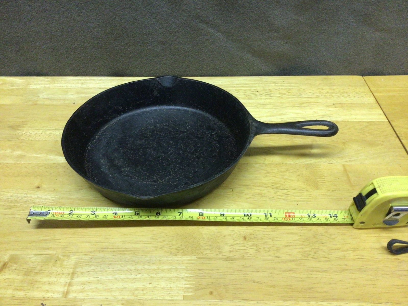 Cast Iron Skillet with Pour Spouts and Handle, Approx. 10 Inches Diameter - 3