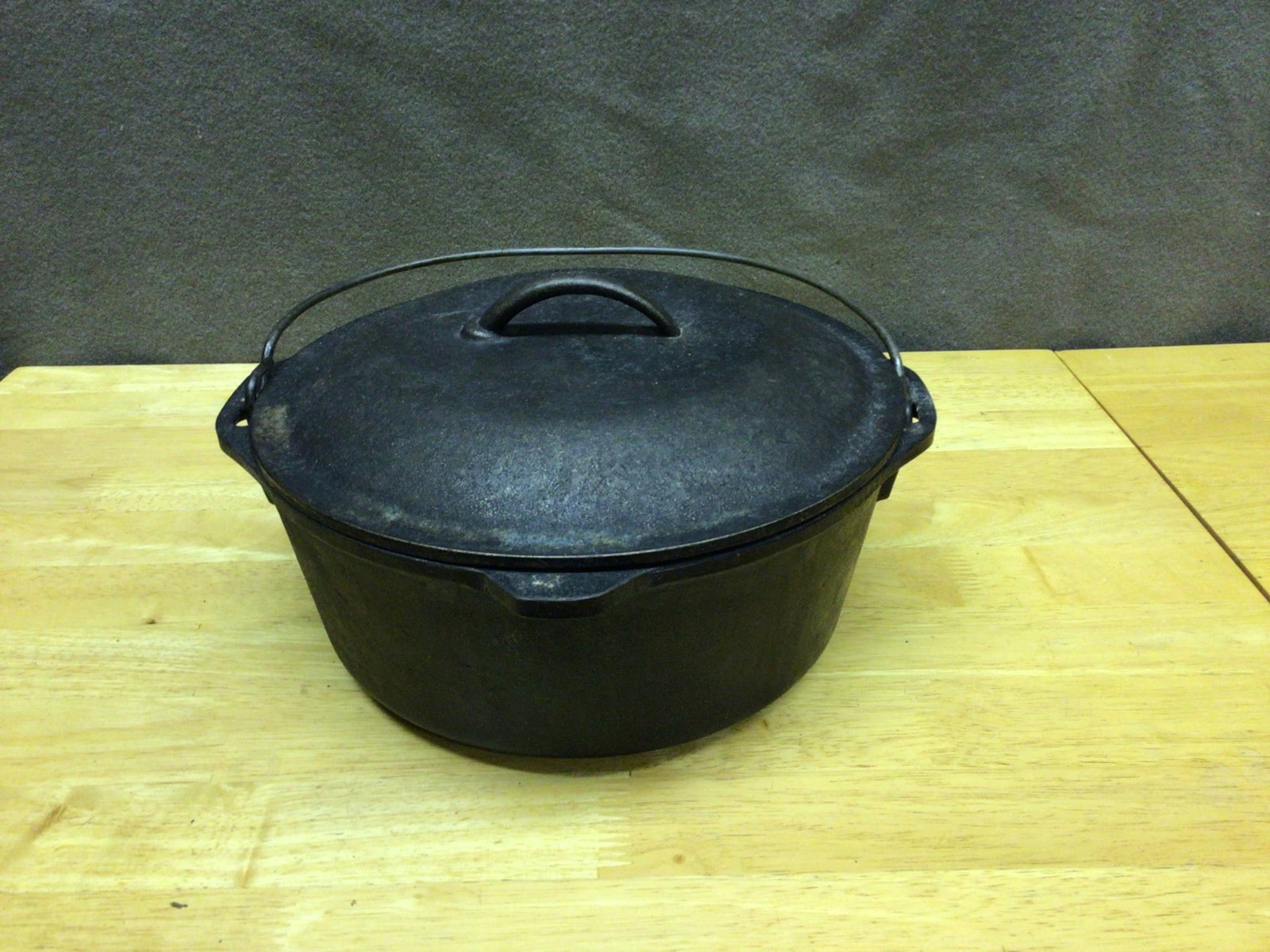 Cast Iron Dutch Oven With Perforated Lid and Wire Handle (1 of 4)