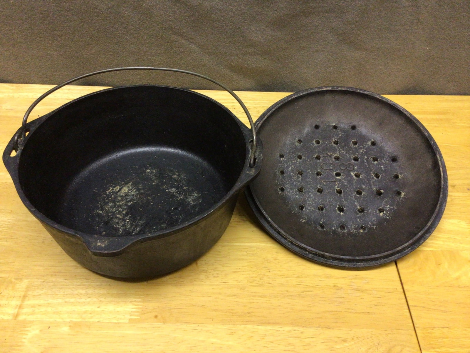 Cast Iron Dutch Oven With Perforated Lid and Wire Handle - 2