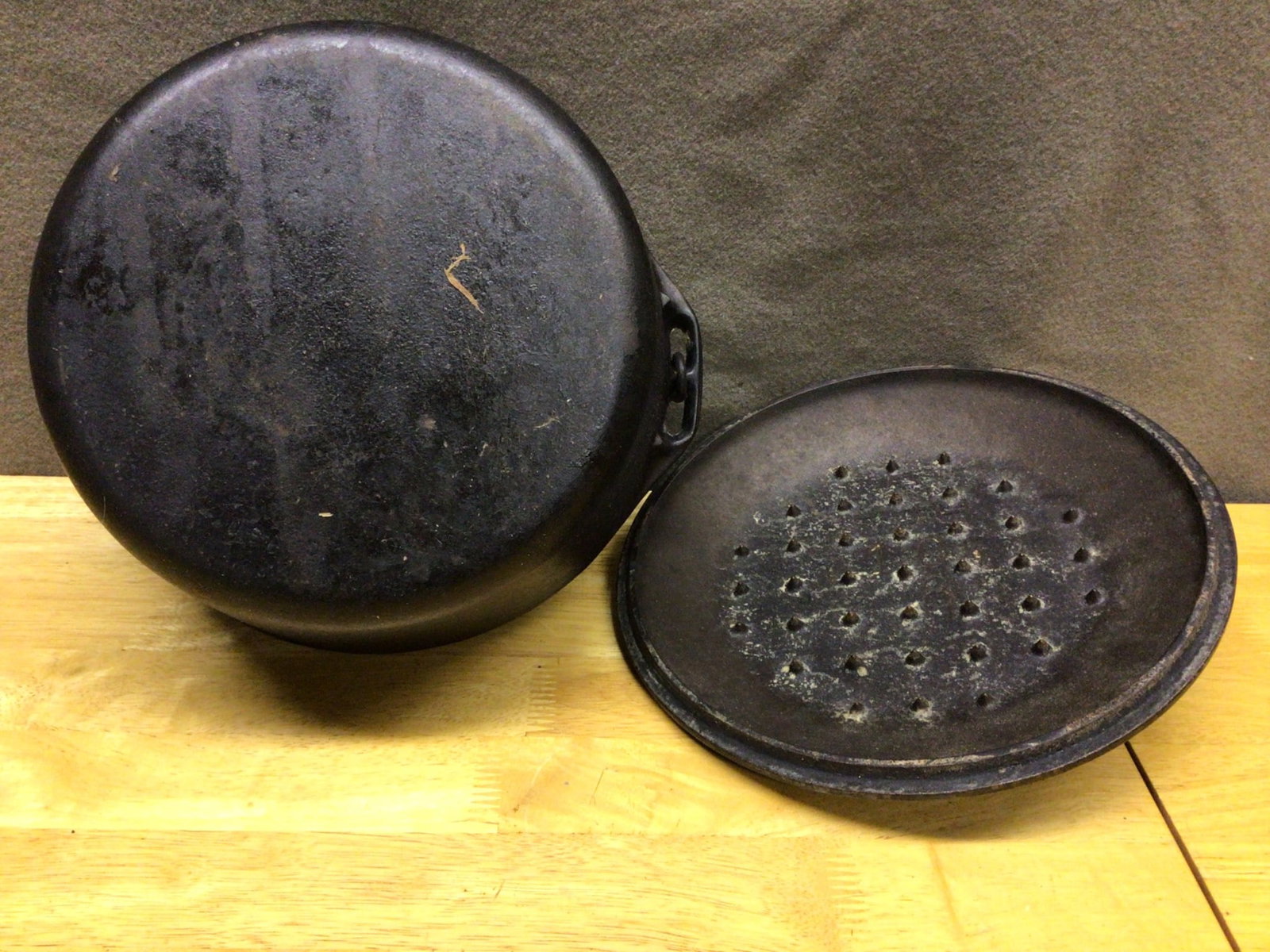 Cast Iron Dutch Oven With Perforated Lid and Wire Handle - 3