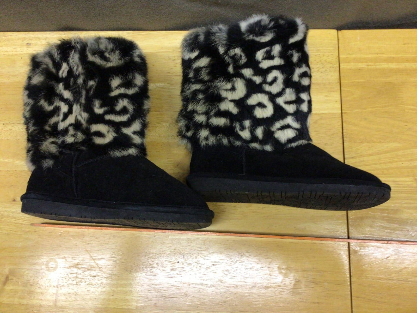 Women's Size 10 Faux Fur and Suede Boots with Rubber Sole - 2