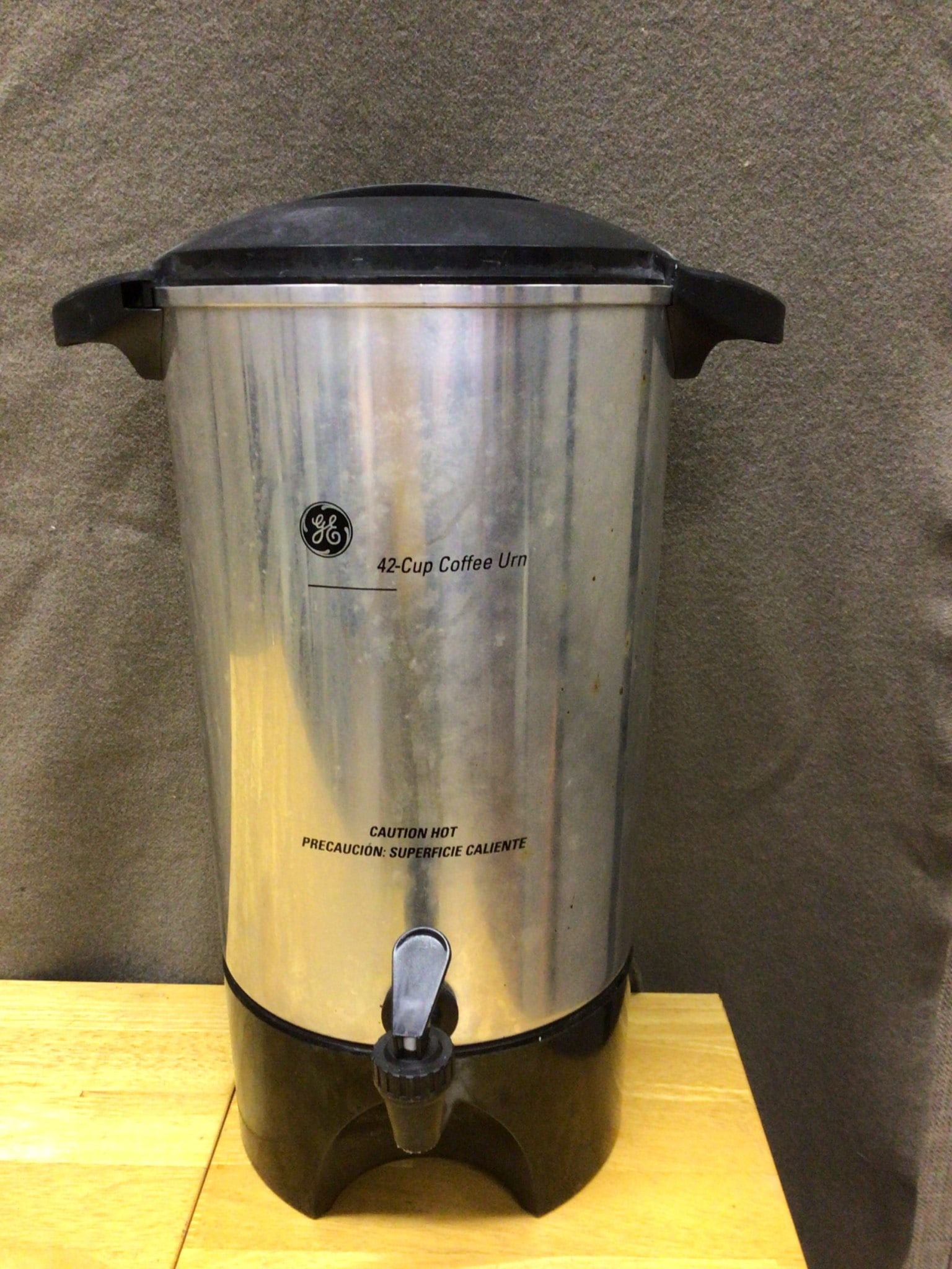 GE 42-Cup Coffee Urn Model 169164 With Original Packaging: General Electric 42-cup coffee urn, Model 169164. Features a 3-way dispenser with ready-to-serve light, easy-to-read external water level markings, and twist-lock lid for added safety. Includes