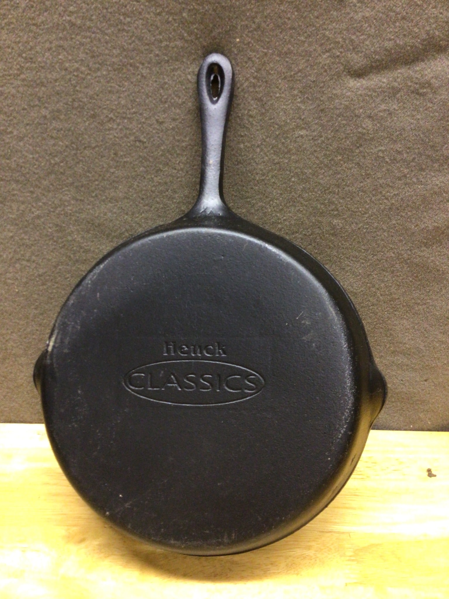 Henck Classics Cast Iron Skillet with Handle and Pour Spouts - 2
