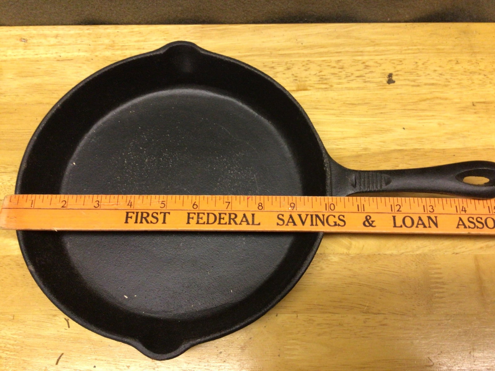 Henck Classics Cast Iron Skillet with Handle and Pour Spouts - 3