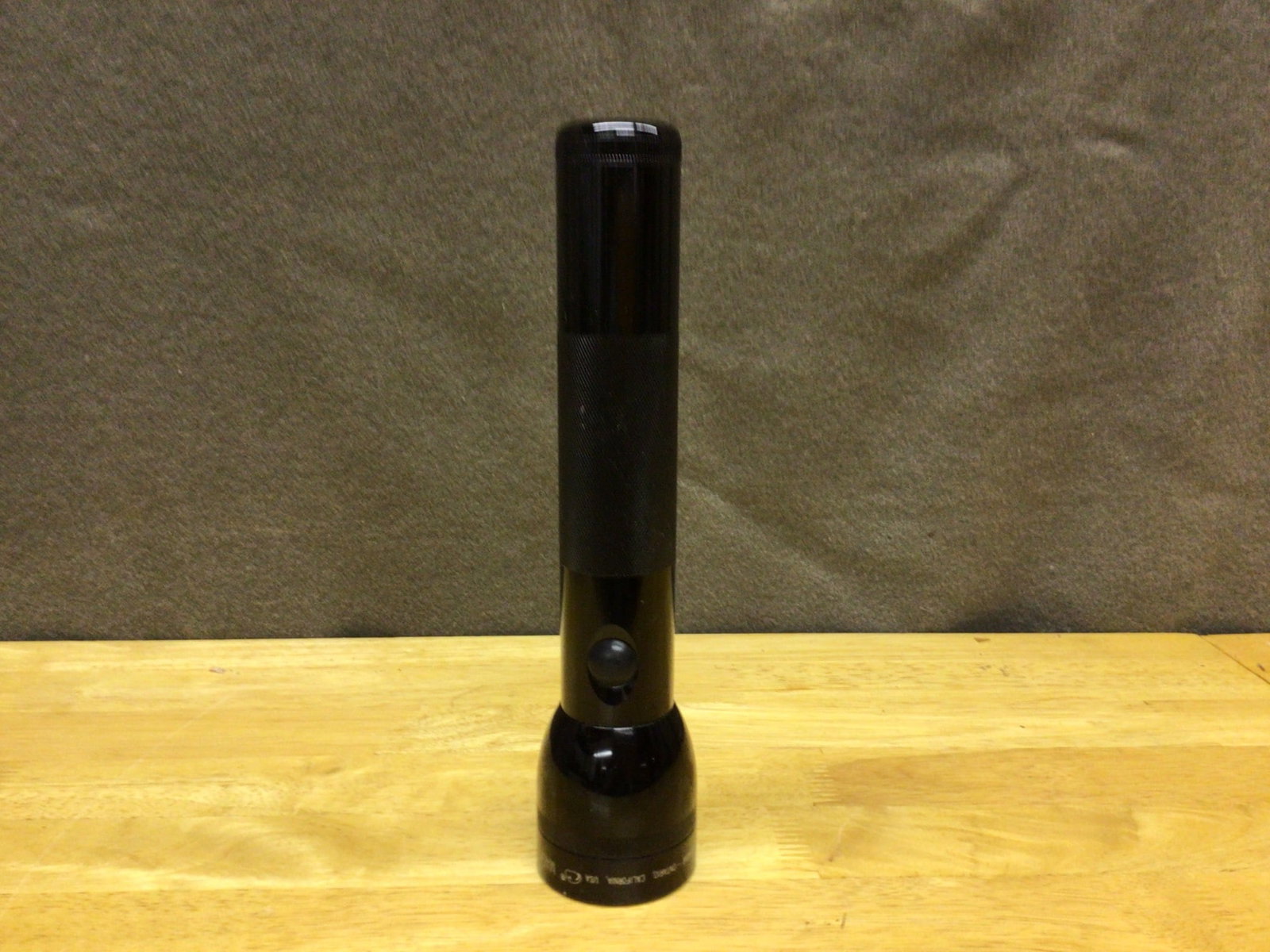 Maglite 3D Cell Black Flashlight with Knurled Handle: Maglite black flashlight designed for 3D cell batteries. It features a knurled grip for enhanced handling and measures approximately 12 inches in length. The head is marked with the Maglite logo and