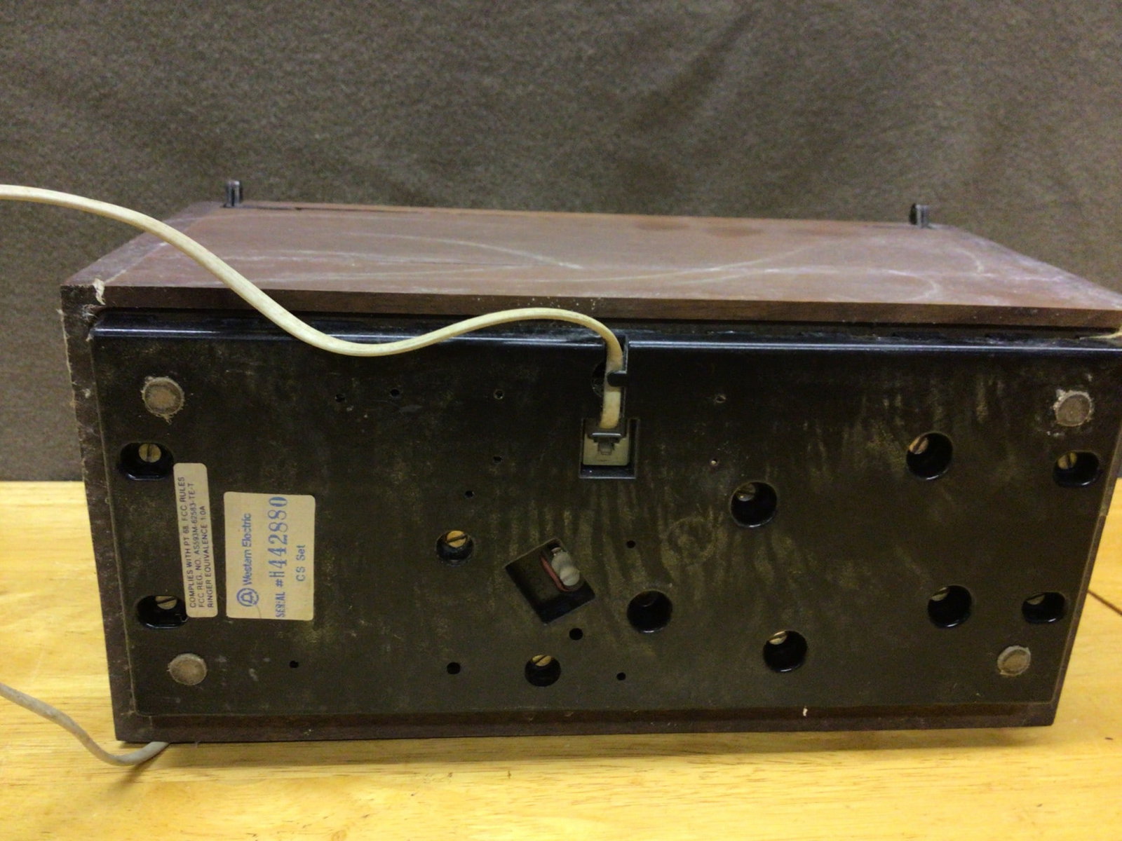 Wooden-Cased Telephone with Push-Button Dialing and Integrated Handset - 4