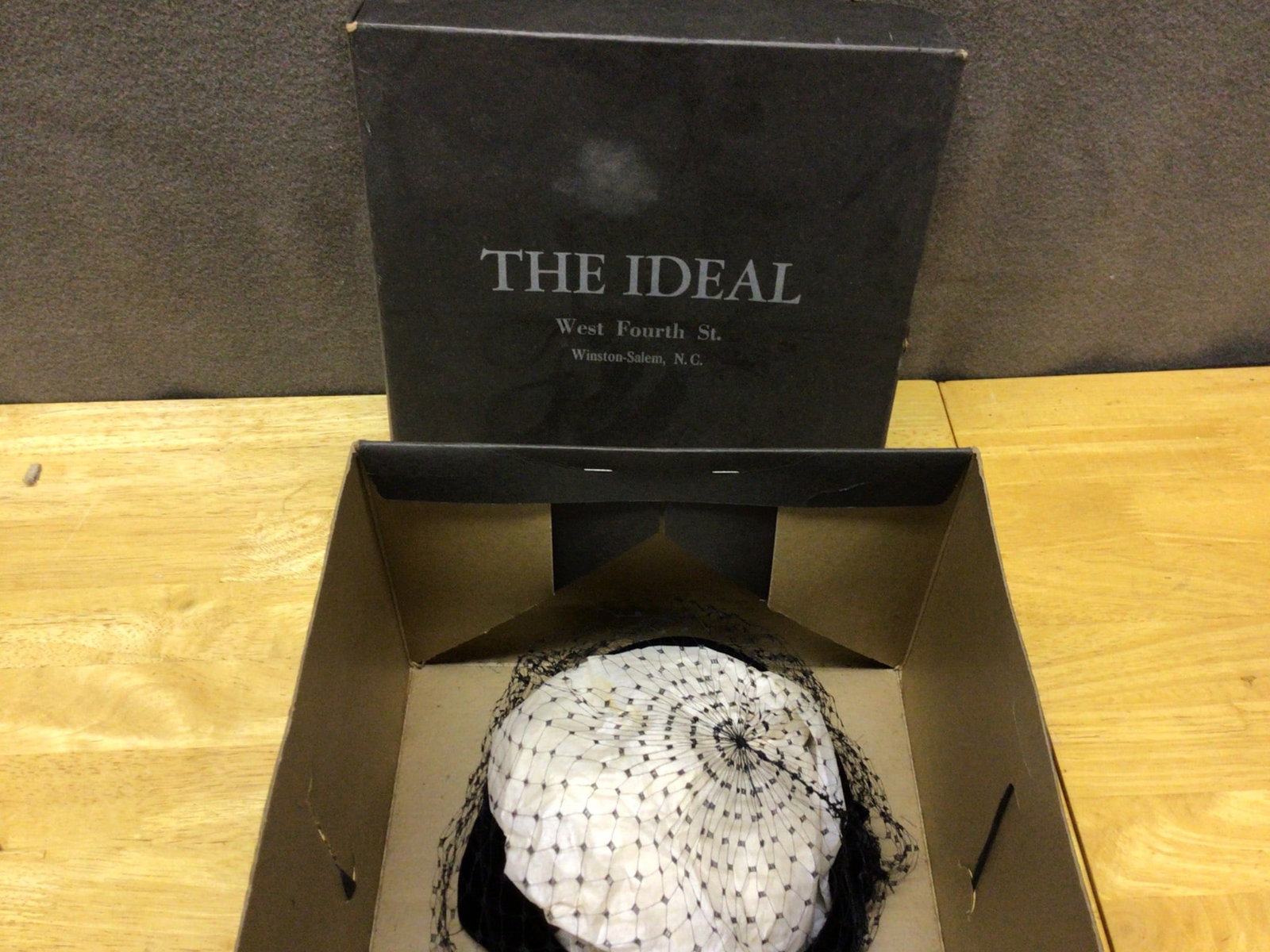 Women's Hat With Netting in Original Box From The Ideal, Winston-Salem, NC - 3