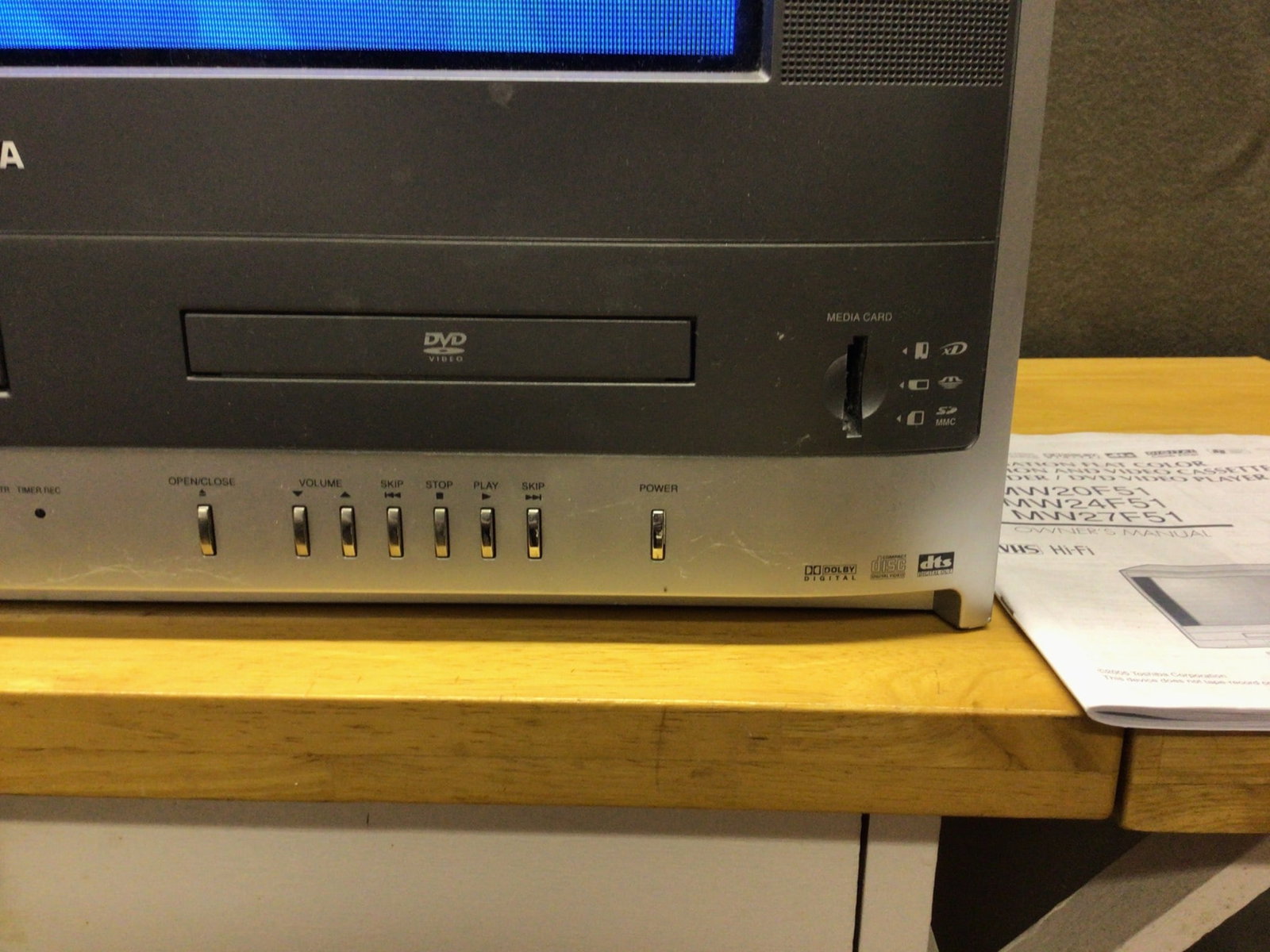 Toshiba MW24F51 Combination Flat Color TV with VHS and DVD Player - 4