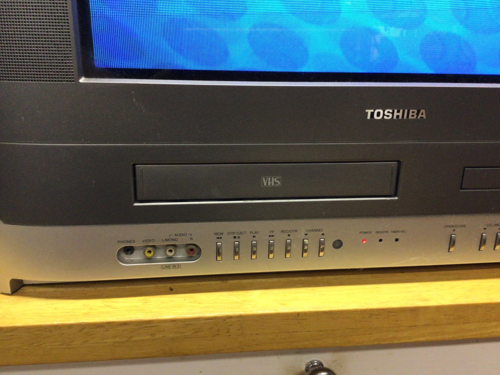 Toshiba MW24F51 Combination Flat Color TV with VHS and DVD Player - 5