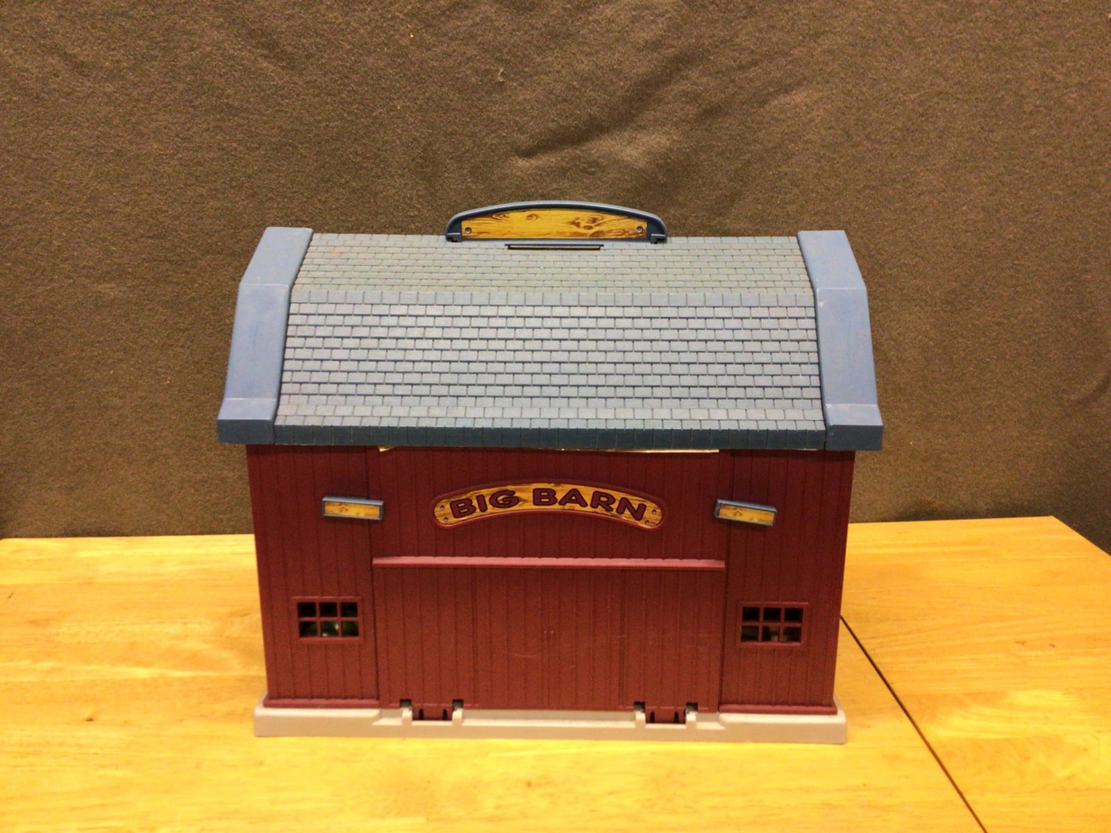 Big Barn Toy Set With Accessories: This is a plastic Big Barn toy set featuring a barn structure with a functional handle and opening doors. It measures approximately 12 inches in height (as indicated by ruler in photos). The set inclu