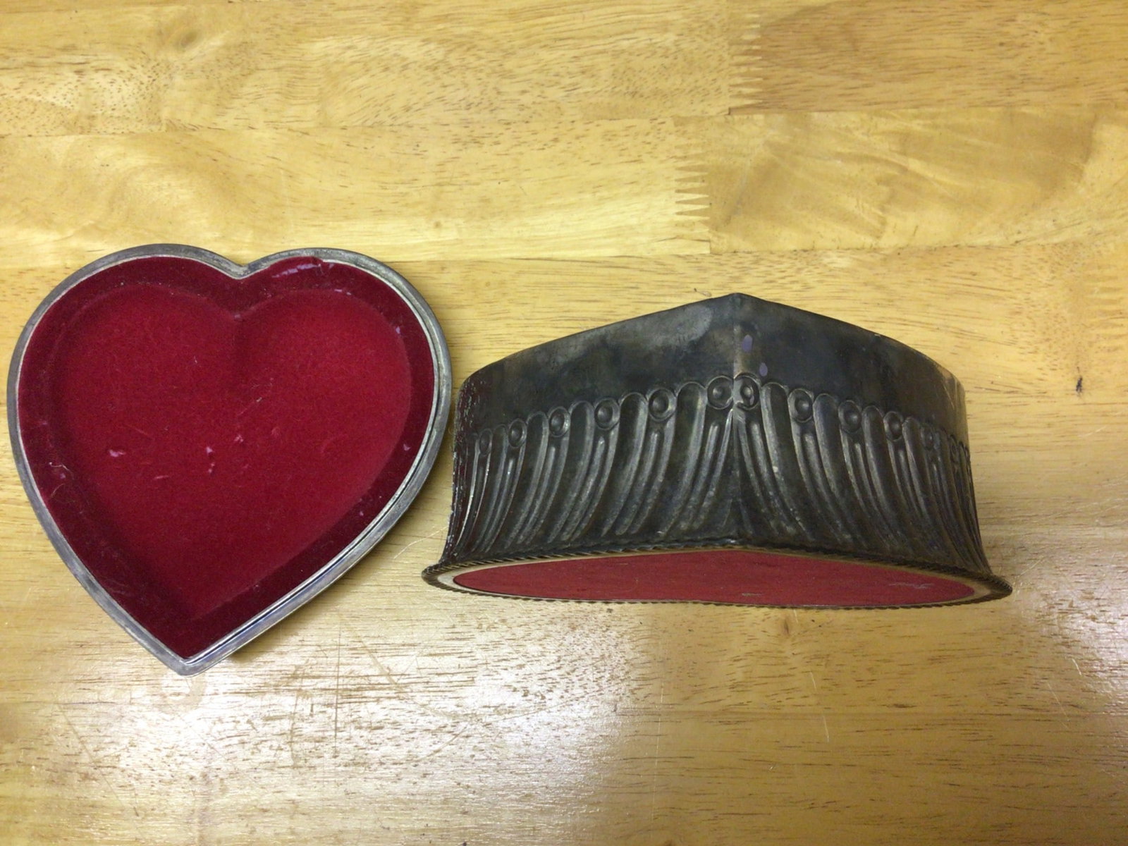 Heart-Shaped Metal Box With Red Felt Interior - 4