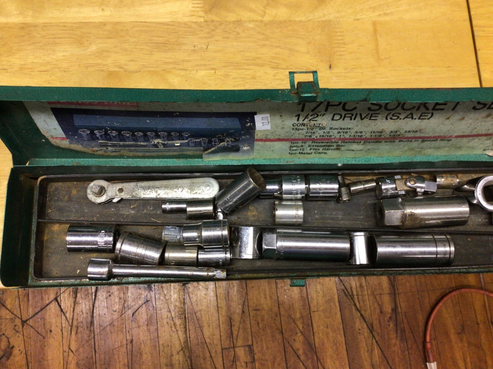 Chicago Tool 17-Piece 1/2-Inch Drive SAE Socket Set: This is a Chicago Tool 17-piece 1/2-inch drive SAE socket set. The set includes a range of socket sizes as listed in the box description, along with a ratchet handle featuring a built-in speed ring an
