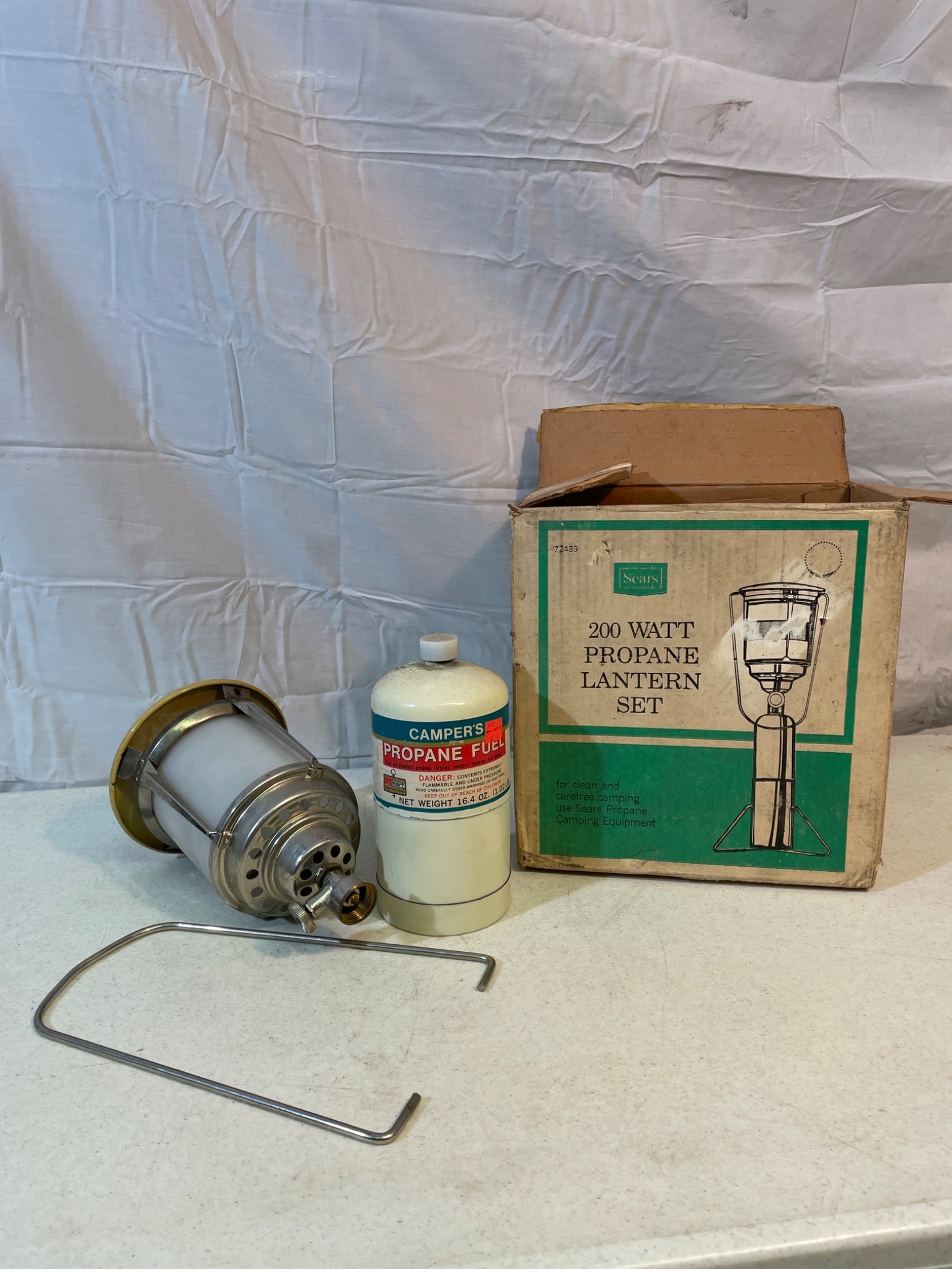 200-Watt Propane Lantern Set With Original Box, Missing Foot Stand: This is a 200-watt propane lantern set, including the lantern and a propane fuel canister with fuel inside. The original box is included, though the foot stand is missing. The condition of the
