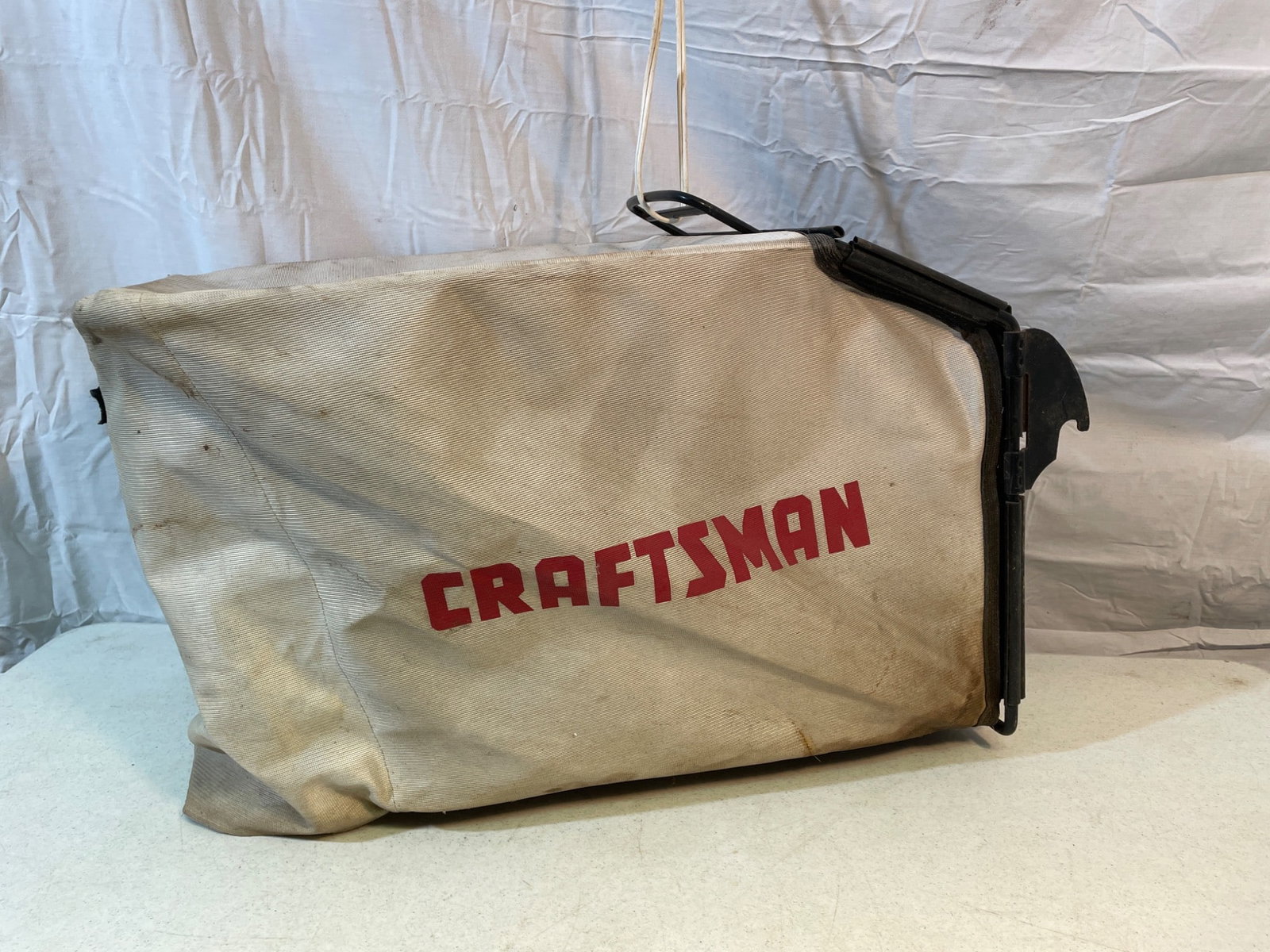 Craftsman 21-Inch Dust Blocker EZ Empty Grass Bag with Frame: This listing is for a Craftsman brand Dust Blocker EZ Empty bag designed for a 21-inch front-drive lawn mower. The bag features the 'Dust Blocker' label and includes a metal frame for attachment.