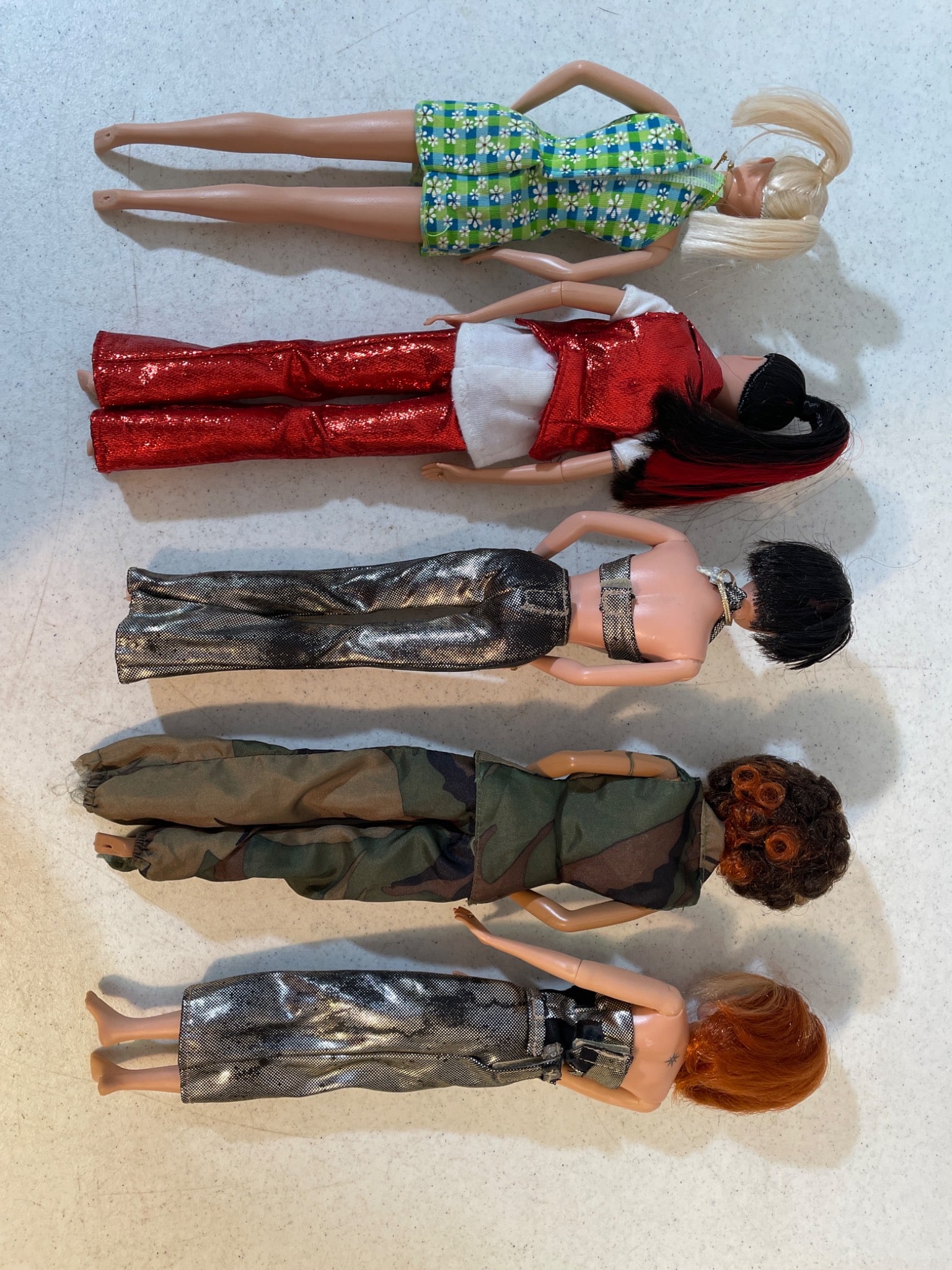 5 Dolls With Assorted Outfits And Hairstyles - 2