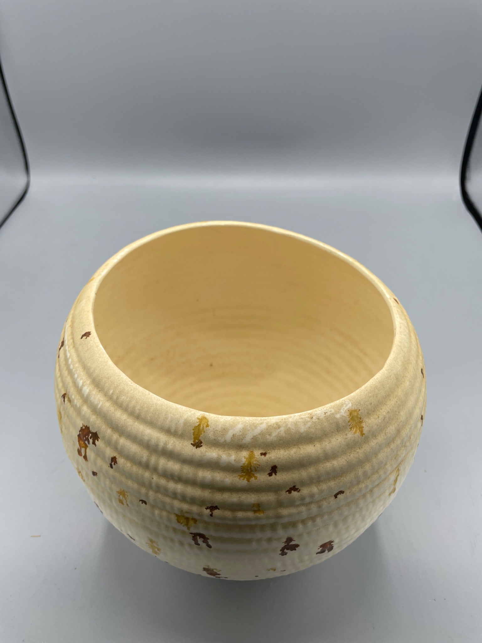 Handcrafted Ceramic Bowl With Ribbed Textures and Decorative Speckles: This is a handcrafted ceramic bowl featuring ribbed exterior textures and scattered decorative speckles. The bowl measures approximately 6.5 inches in height as shown. The interior and bottom are