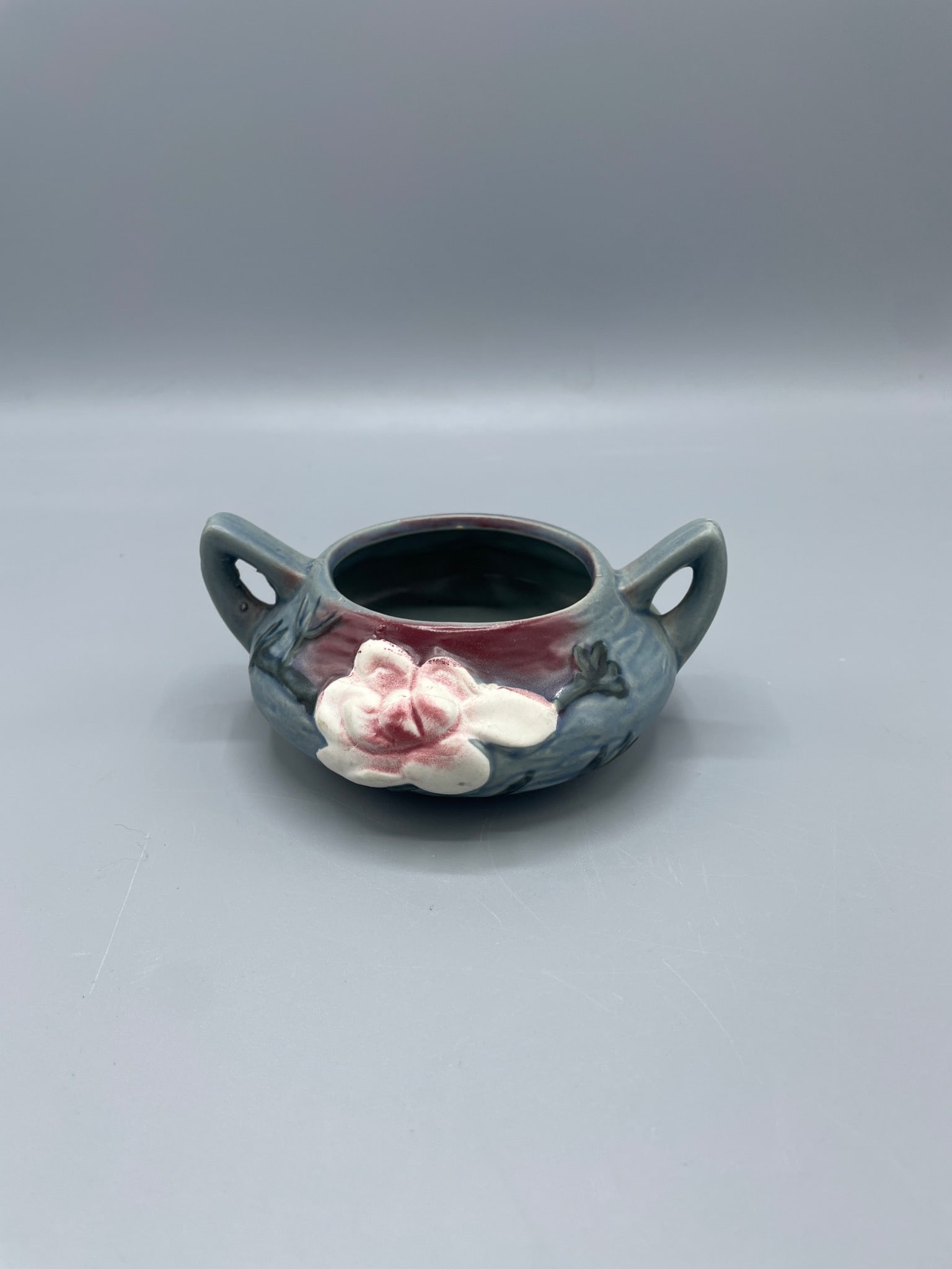 Roseville Pottery Magnolia Double-Handled Bowl, Pattern 04 (1 of 6)
