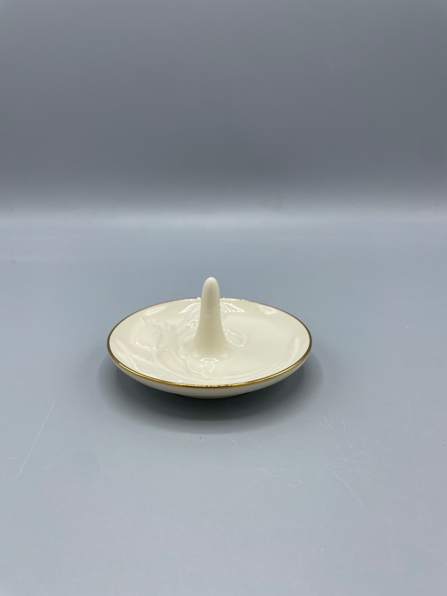 Lenox Tulip Ring Holder with Gold Trim, Model SKU #792519 - 2