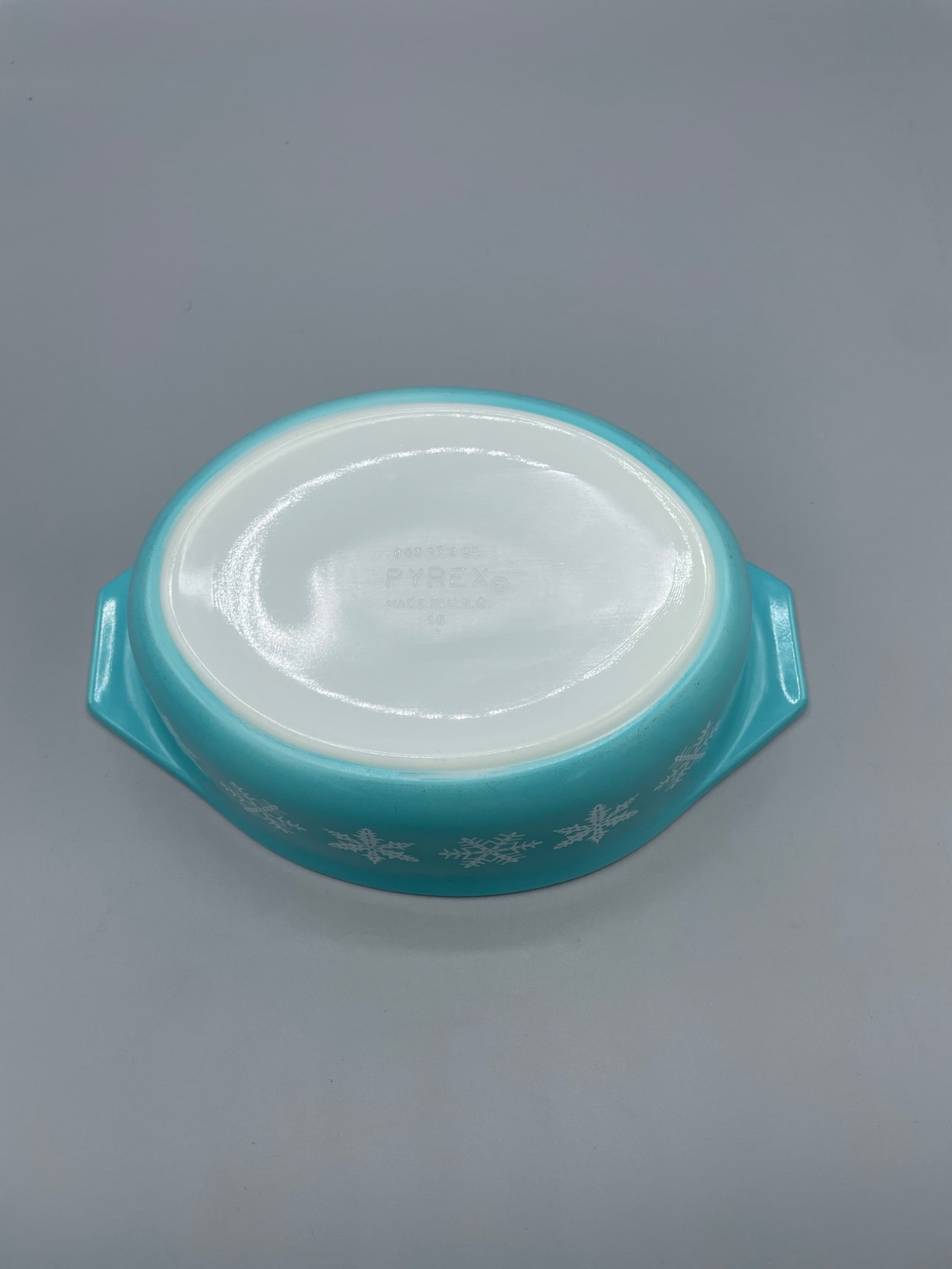 Pyrex 043 1 1/2 QT Snowflake Garland Oval Casserole Dish - 4