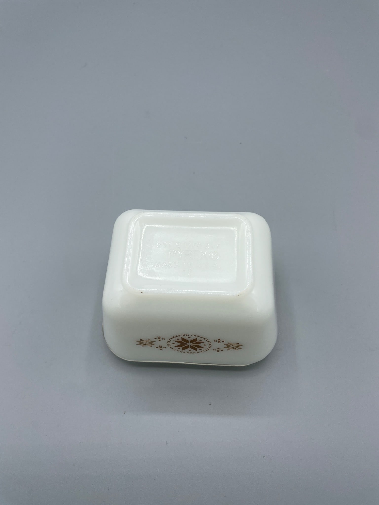 Pyrex 501-B 1 1/2 Cup Dish With Lid, Snowflake Design - 4