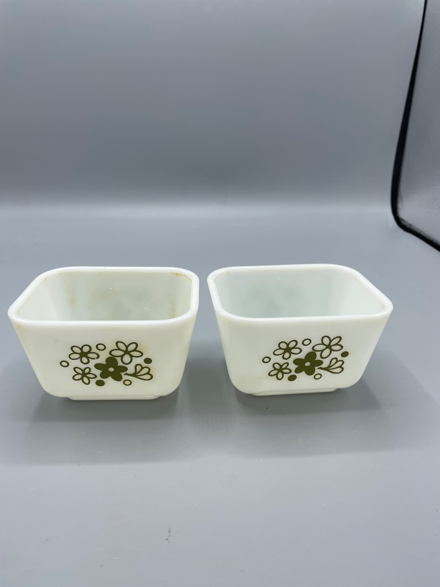 2 Pyrex 501 Refrigerator Dishes in Spring Blossom Green.: This lot includes a pair of Pyrex 501 refrigerator dishes, each with a capacity of 1.5 cups. They feature the iconic Spring Blossom Green (Crazy Daisy) pattern. Manufactured in the USA and marked on