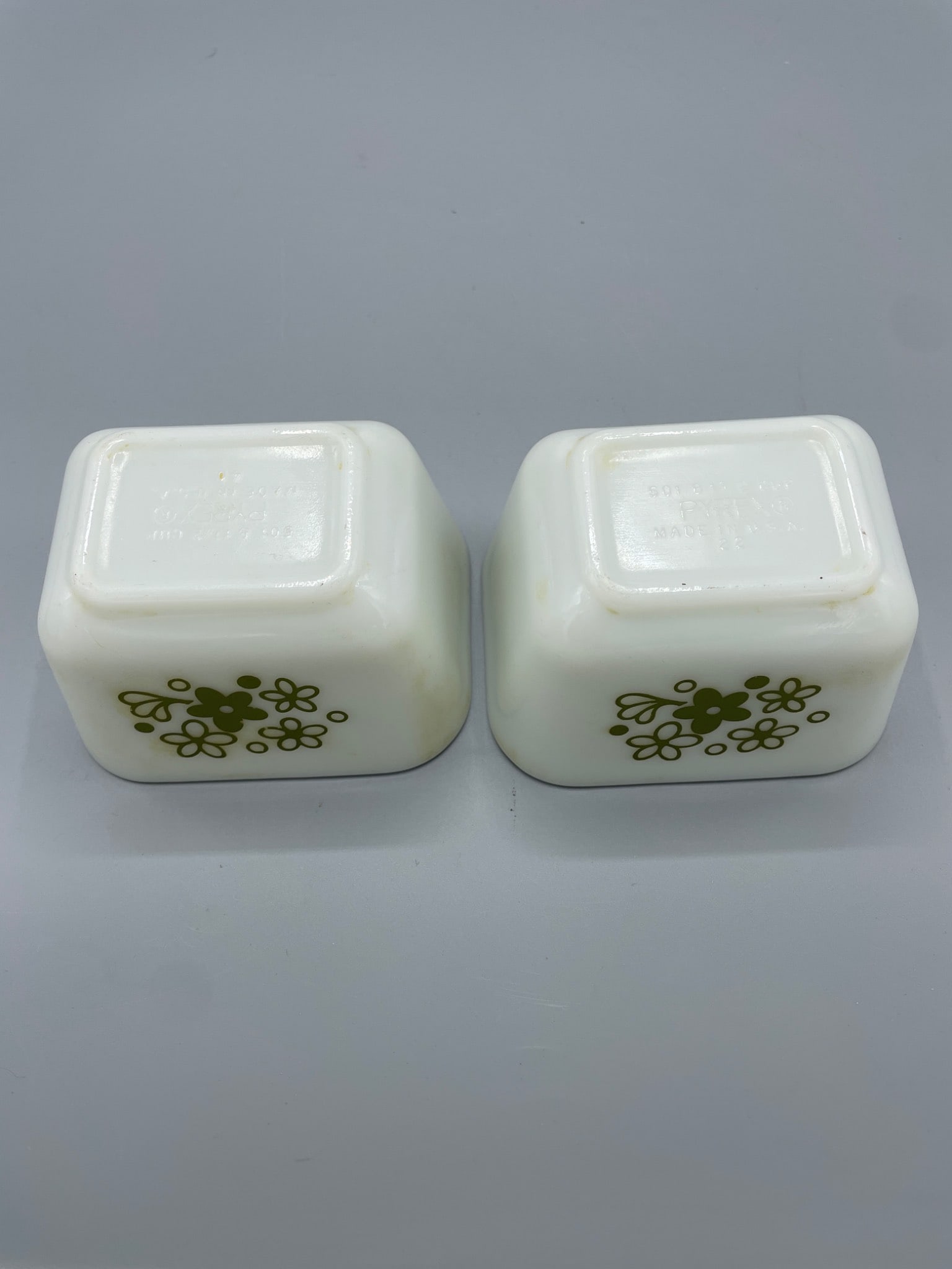 2 Pyrex 501 Refrigerator Dishes in Spring Blossom Green. - 4