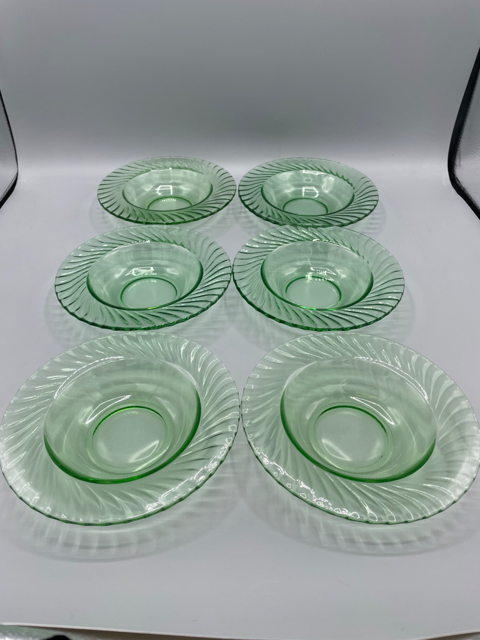 12 Pyrex Green Depression Glass Plates with Swirl Pattern (1 of 6)