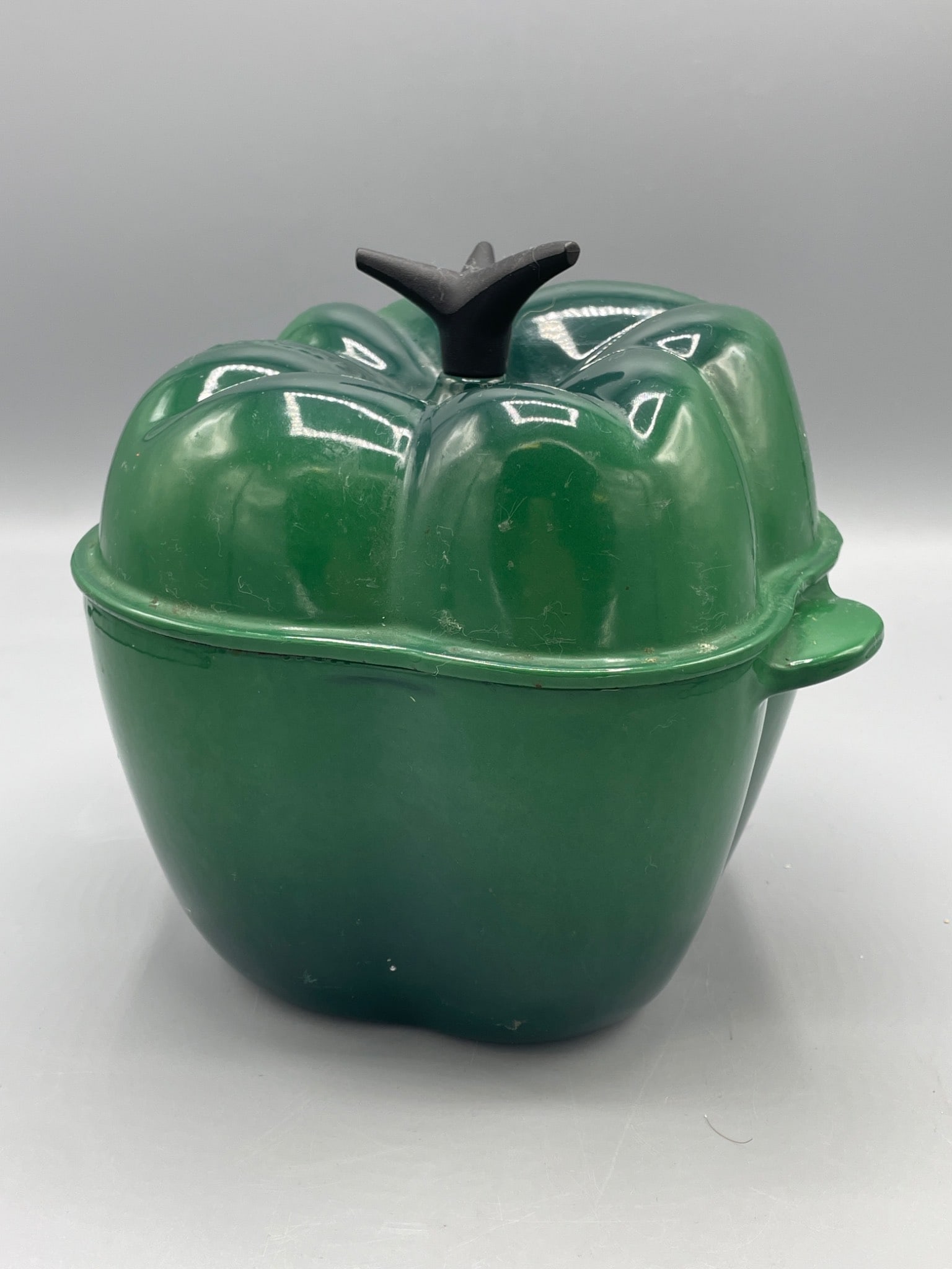 Le Creuset Cast-Iron Green Bell Pepper Dutch Oven, Made in France - 2