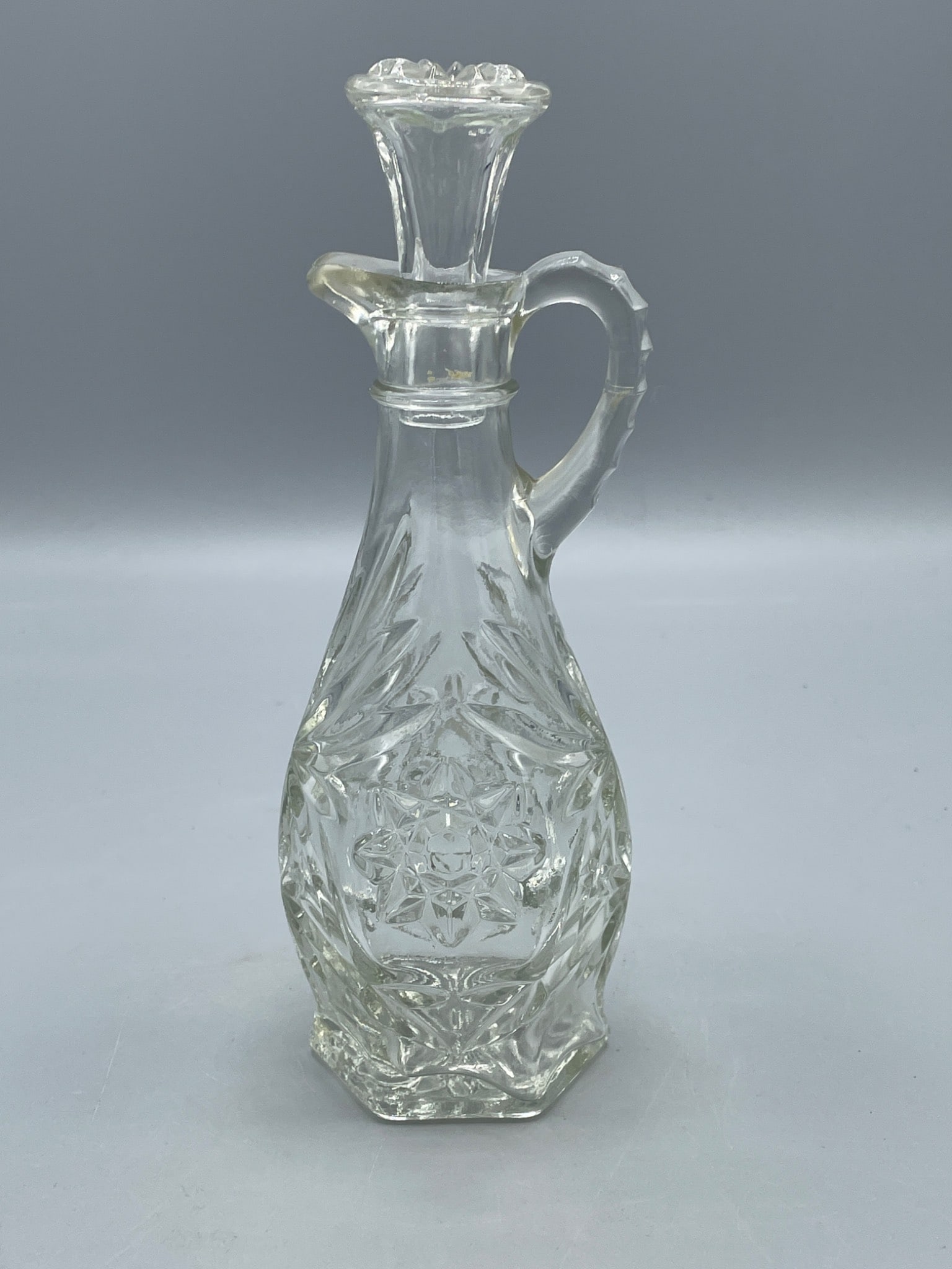 Glass Decanter with Stopper, Starburst Design, Hexagonal Base (1 of 6)