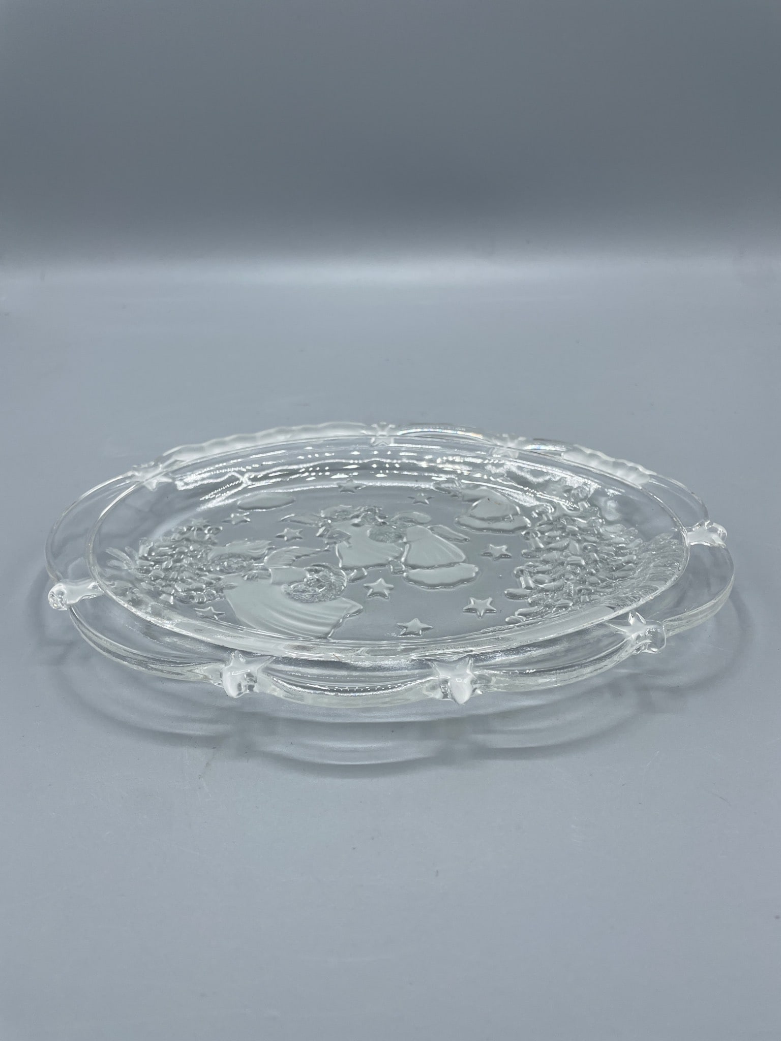 Oval Glass Serving Tray with Etched Design and Star-Shaped Edges (1 of 5)