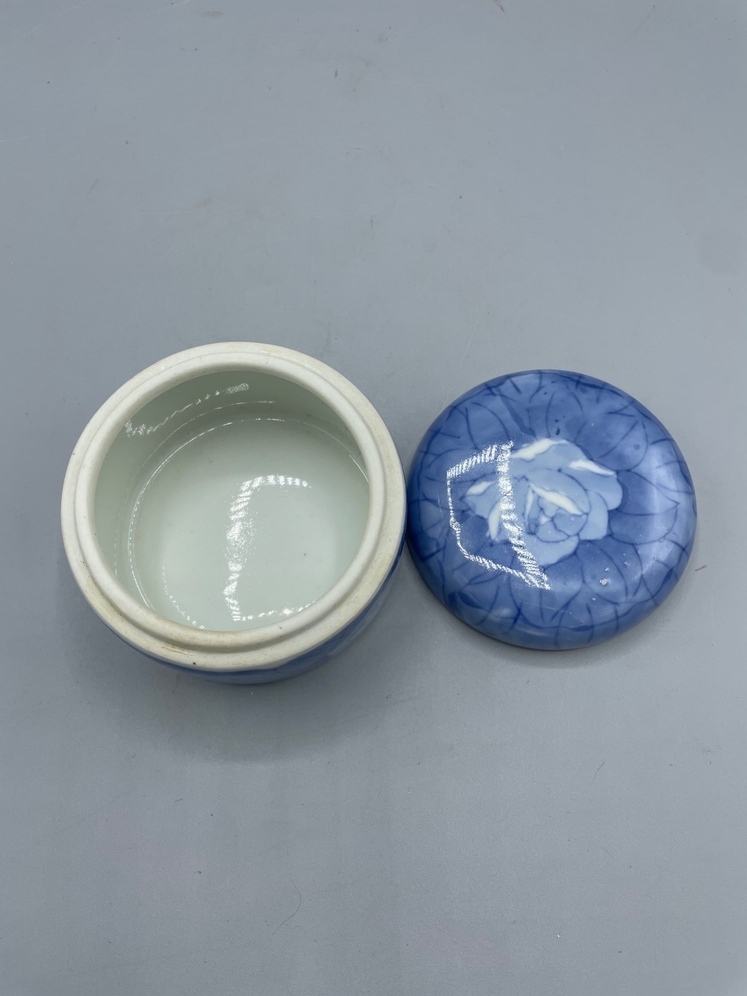 Blue And White Ceramic Lidded Jar with Floral Motif - 3