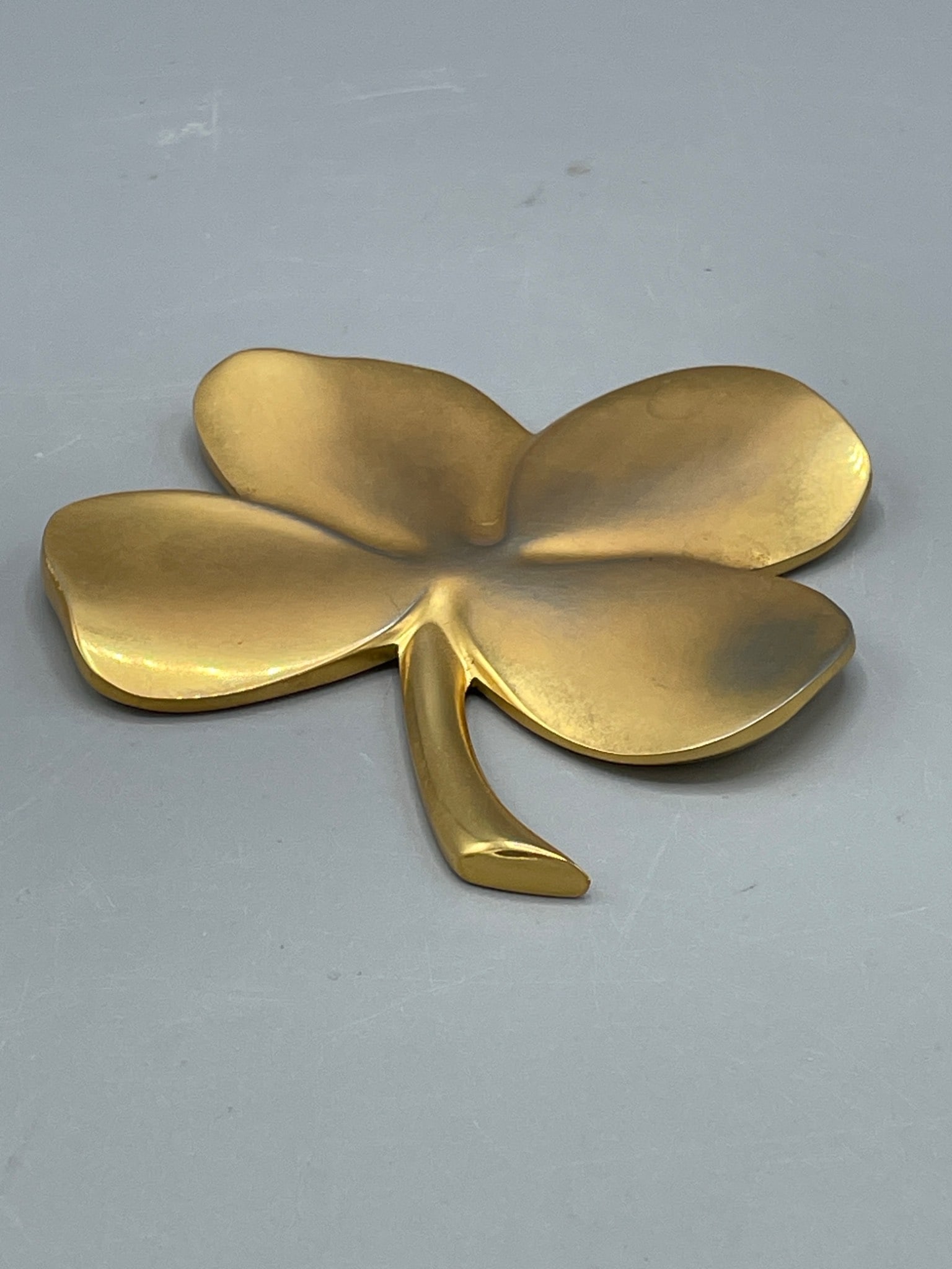1986 Gerity Products 24K Gold Electroplated Four-Leaf Clover Plaque: This item is a four-leaf clover plaque manufactured by Gerity Products in 1986. It is constructed with 24-karat gold electroplating. The plaque features an engraved poem and the manufacturer's stamp.