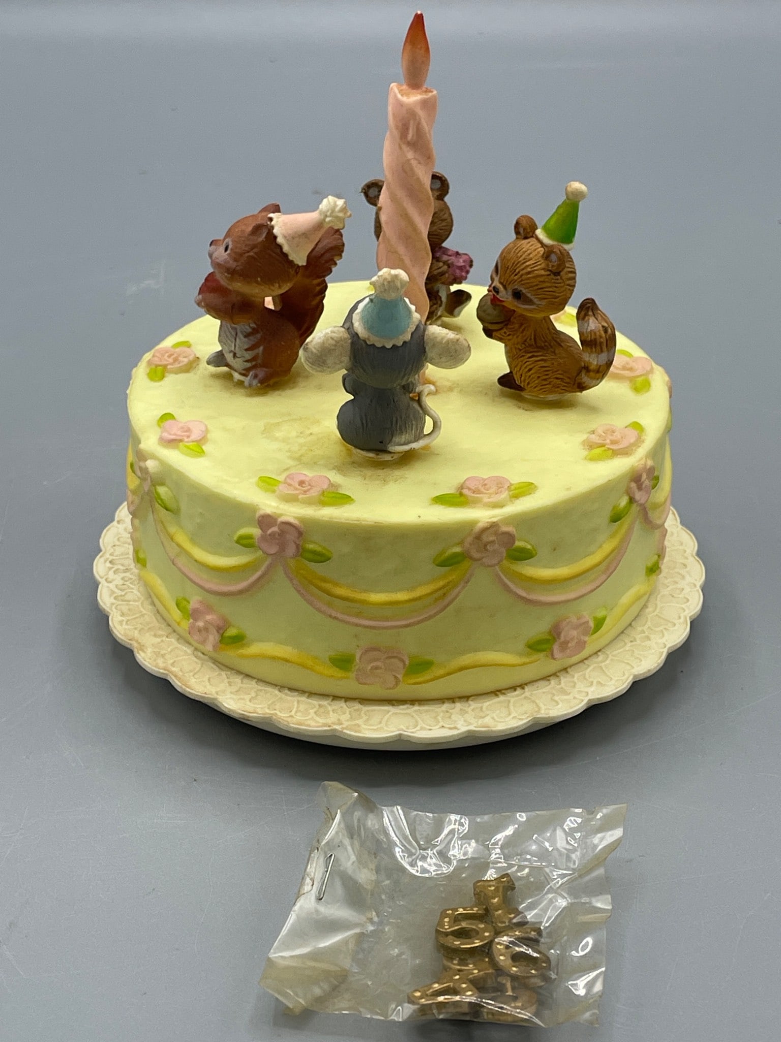 Musical Spinning Animal Cake Figurine With 'Happy Birthday' Melody (1 of 7)