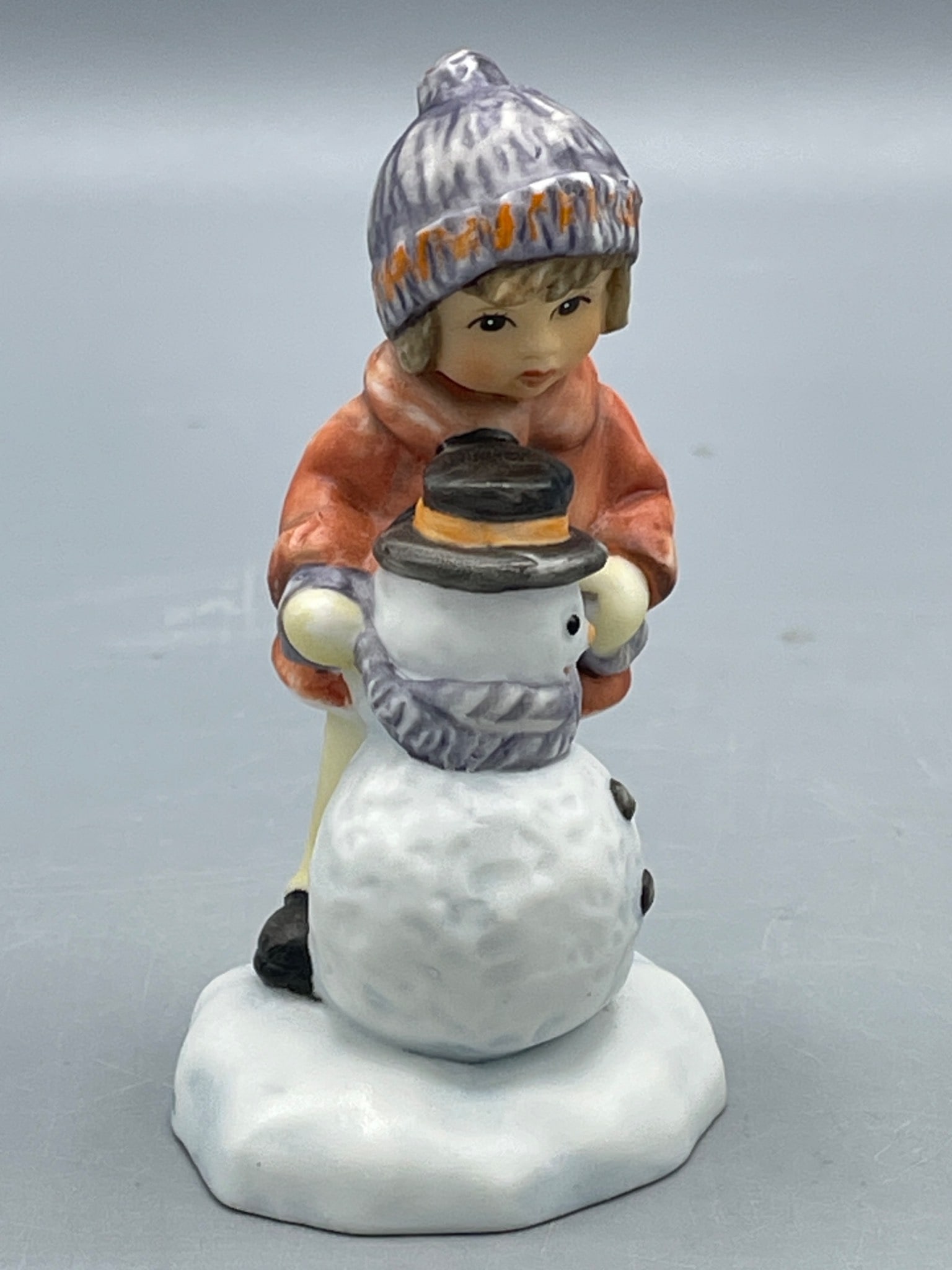 Goebel Figurine 'A Gift for Snowman' BH 92/P 2001 (1 of 6)