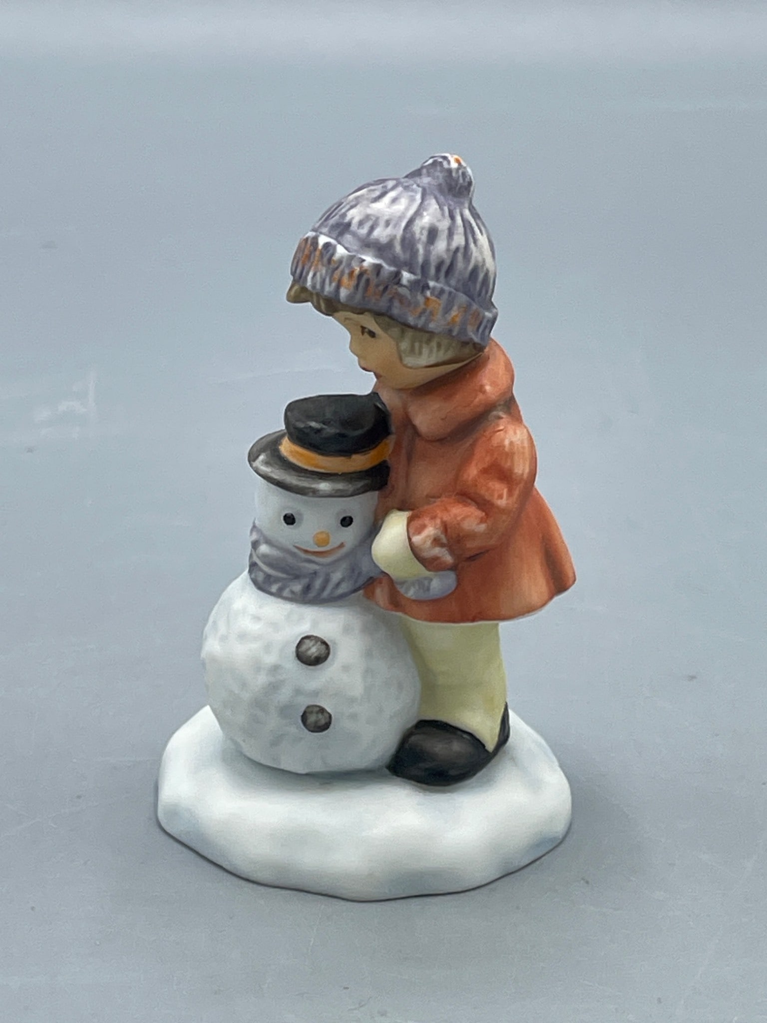 Goebel Figurine 'A Gift for Snowman' BH 92/P 2001 - 2