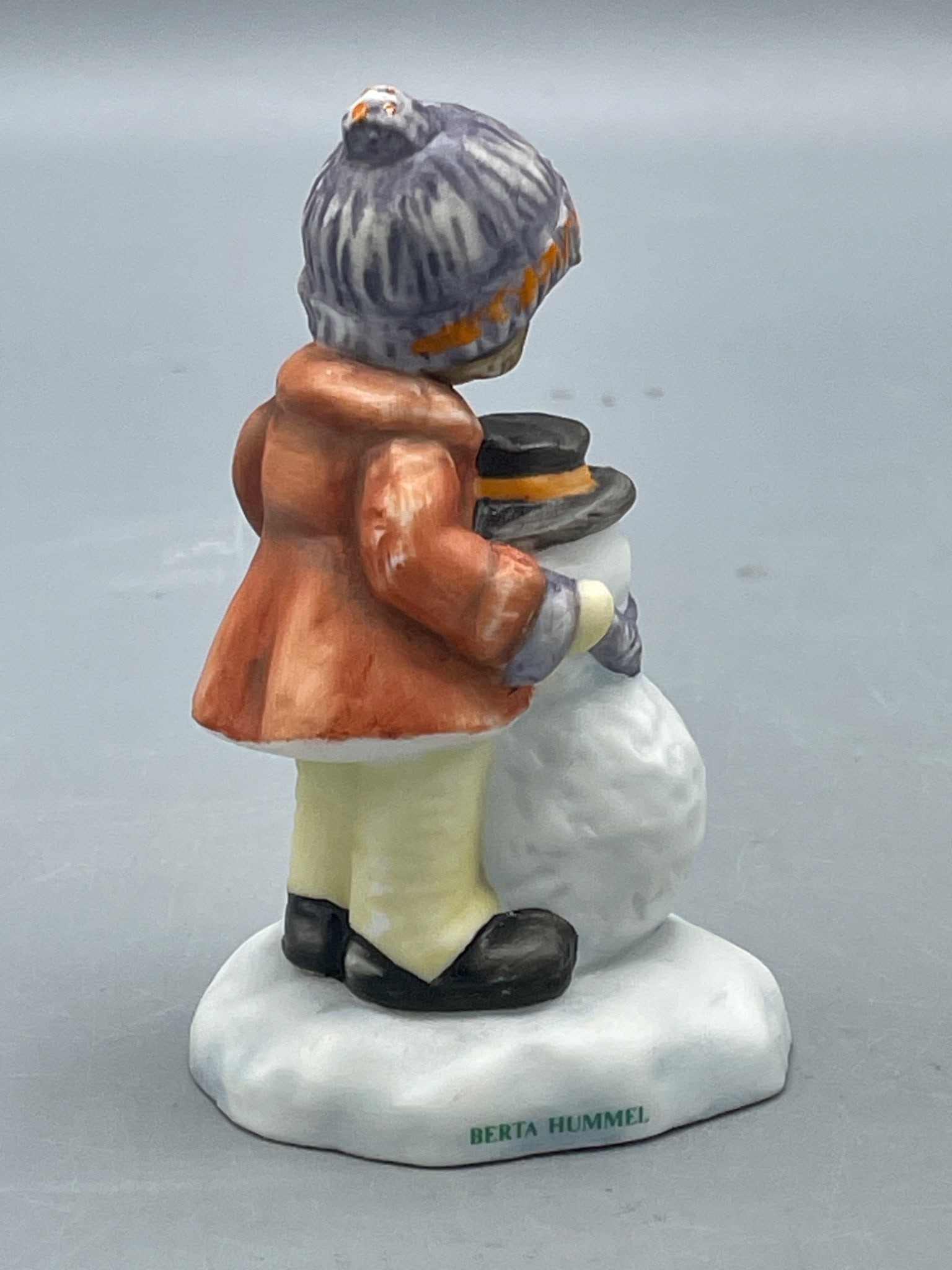 Goebel Figurine 'A Gift for Snowman' BH 92/P 2001 - 3