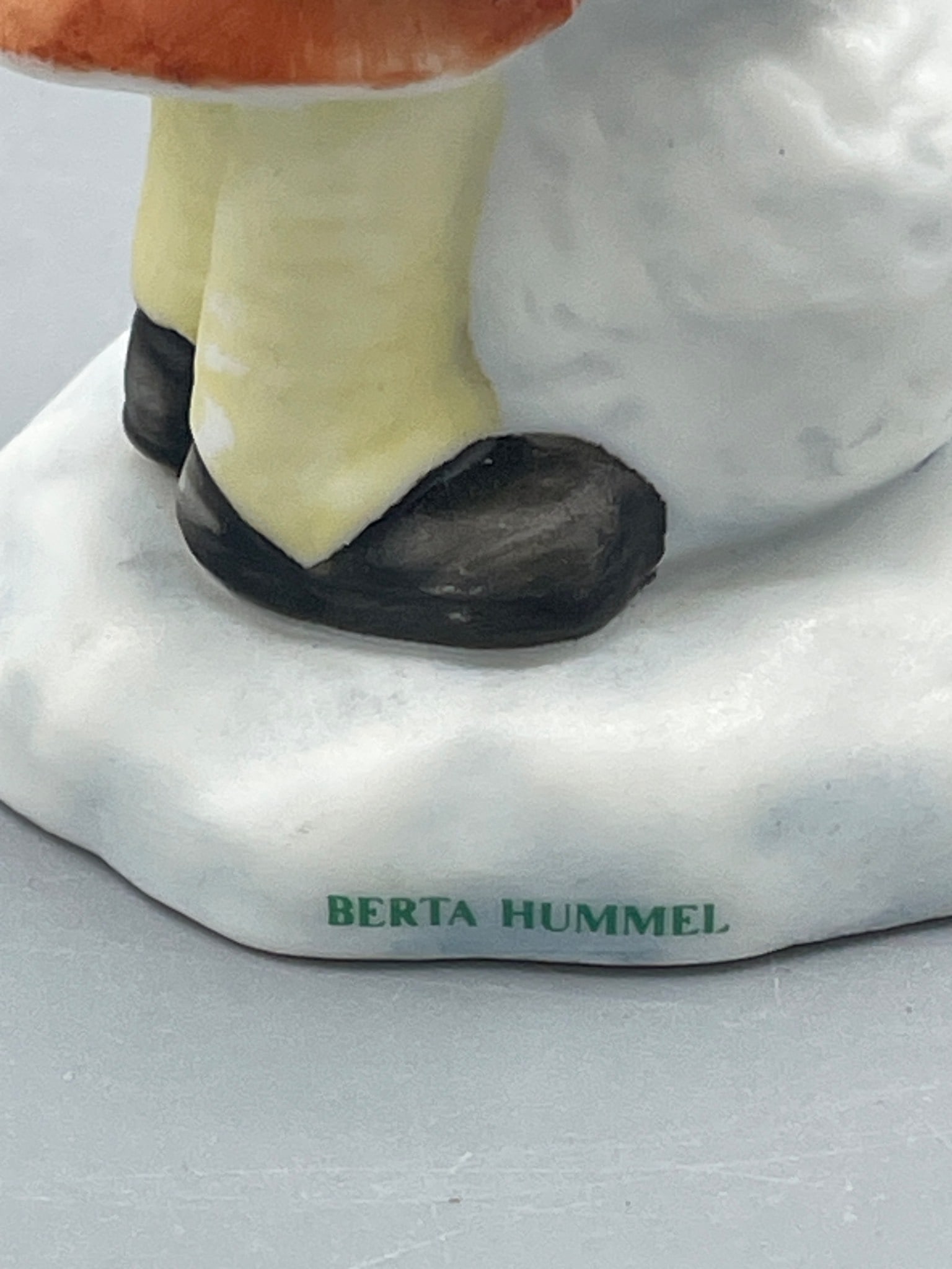 Goebel Figurine 'A Gift for Snowman' BH 92/P 2001 - 4