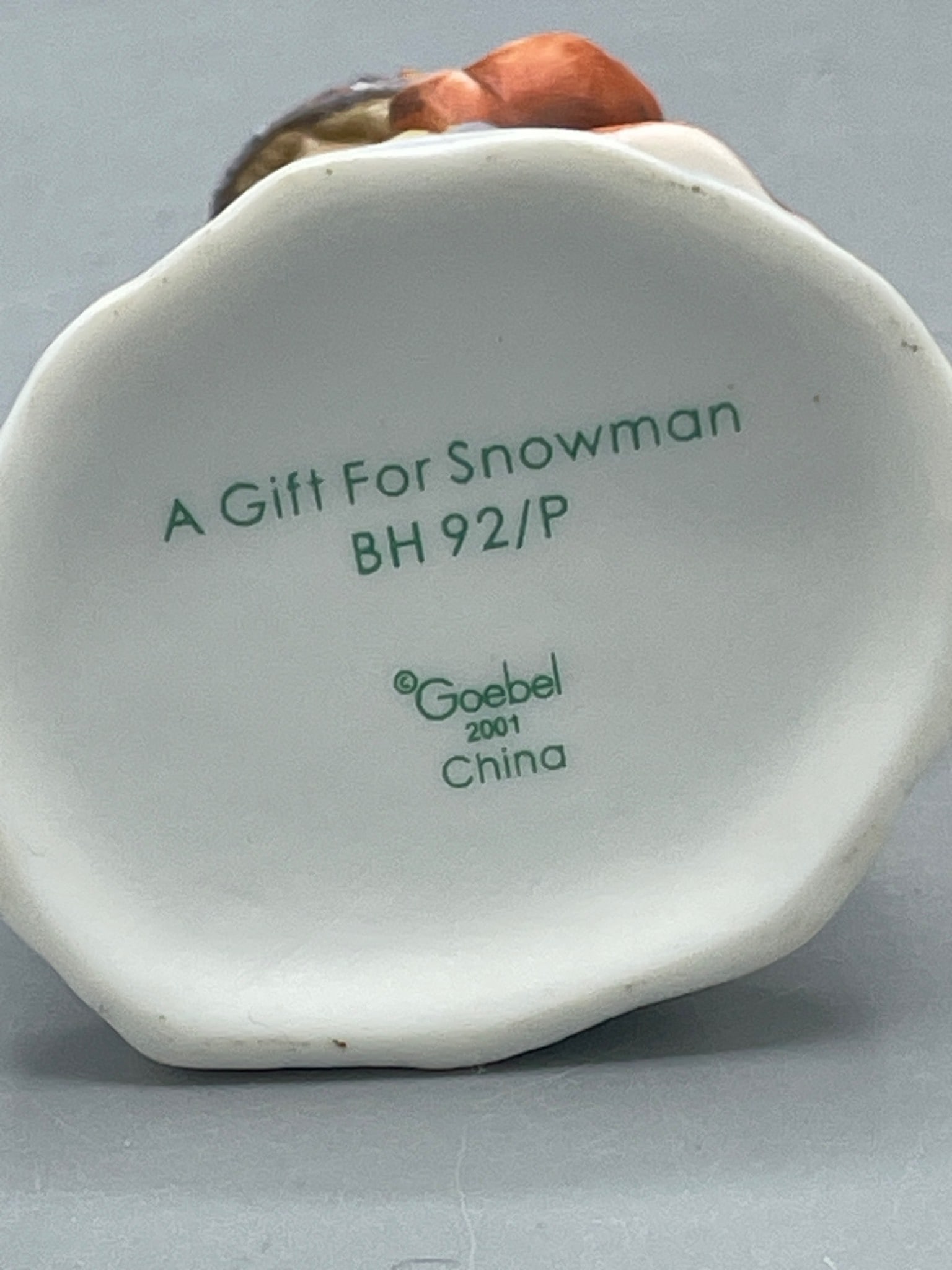 Goebel Figurine 'A Gift for Snowman' BH 92/P 2001 - 5