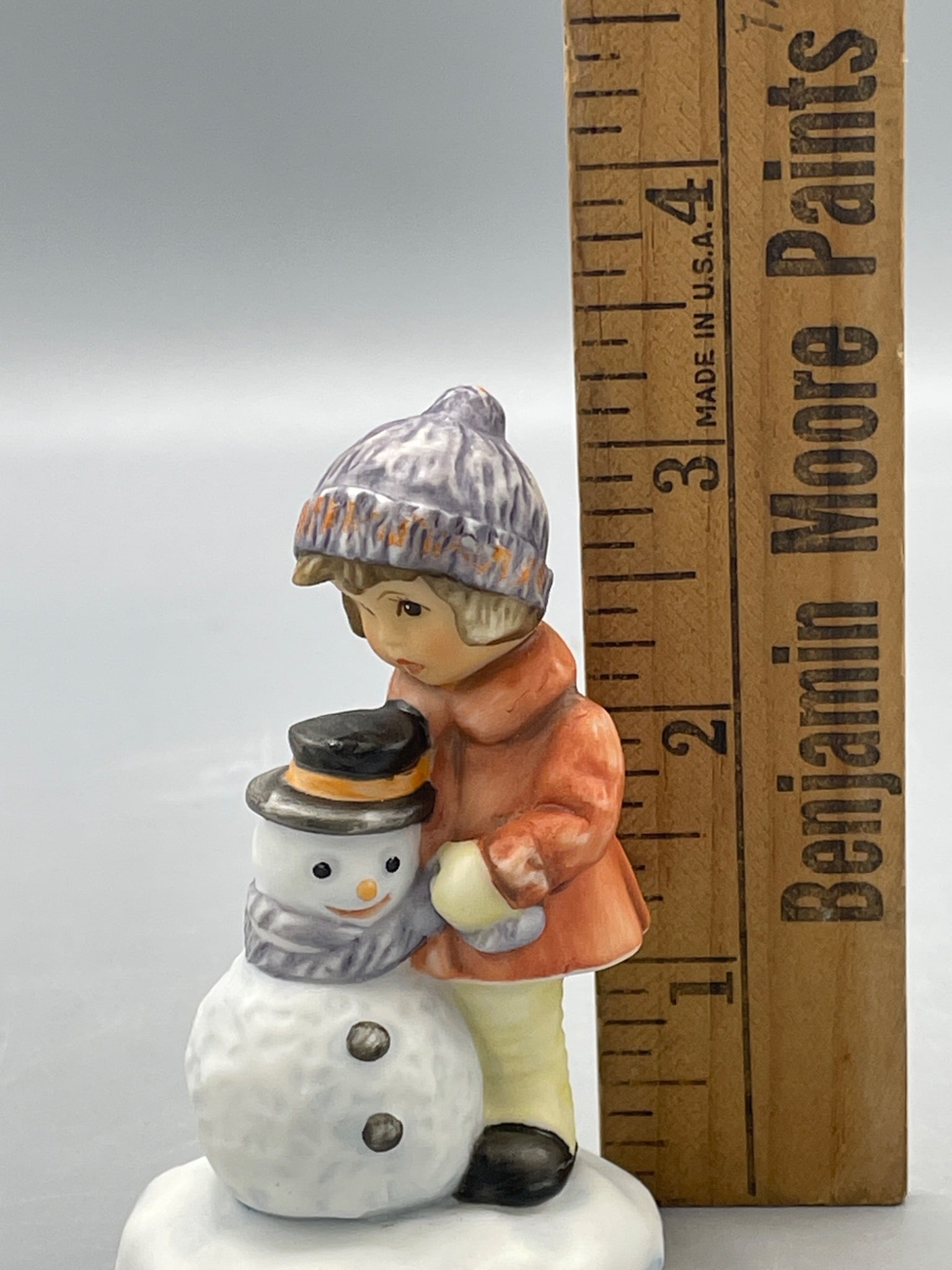 Goebel Figurine 'A Gift for Snowman' BH 92/P 2001 - 6
