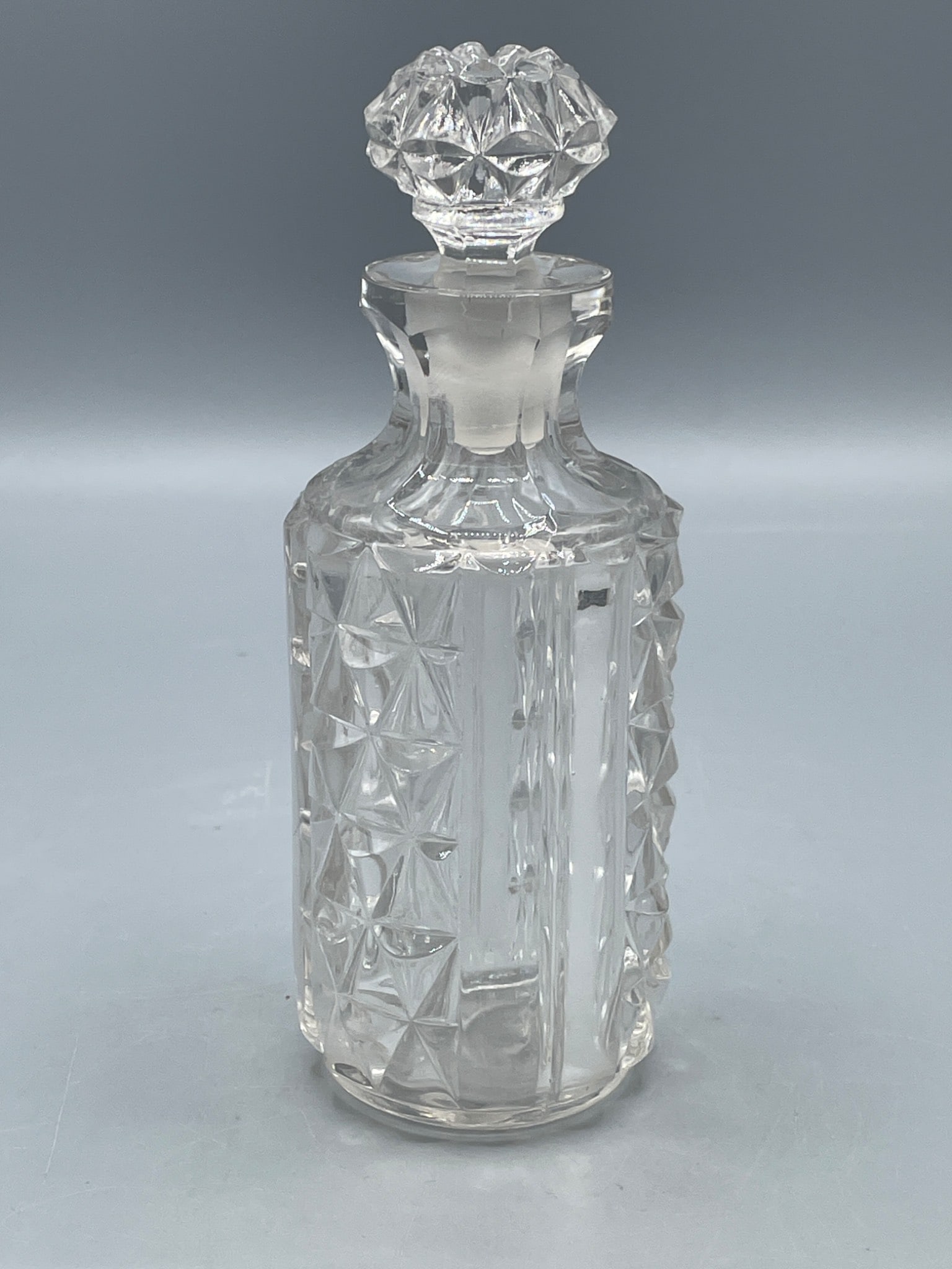 Clear Glass Decanter With Stopper Featuring Geometric Pattern Design - 2